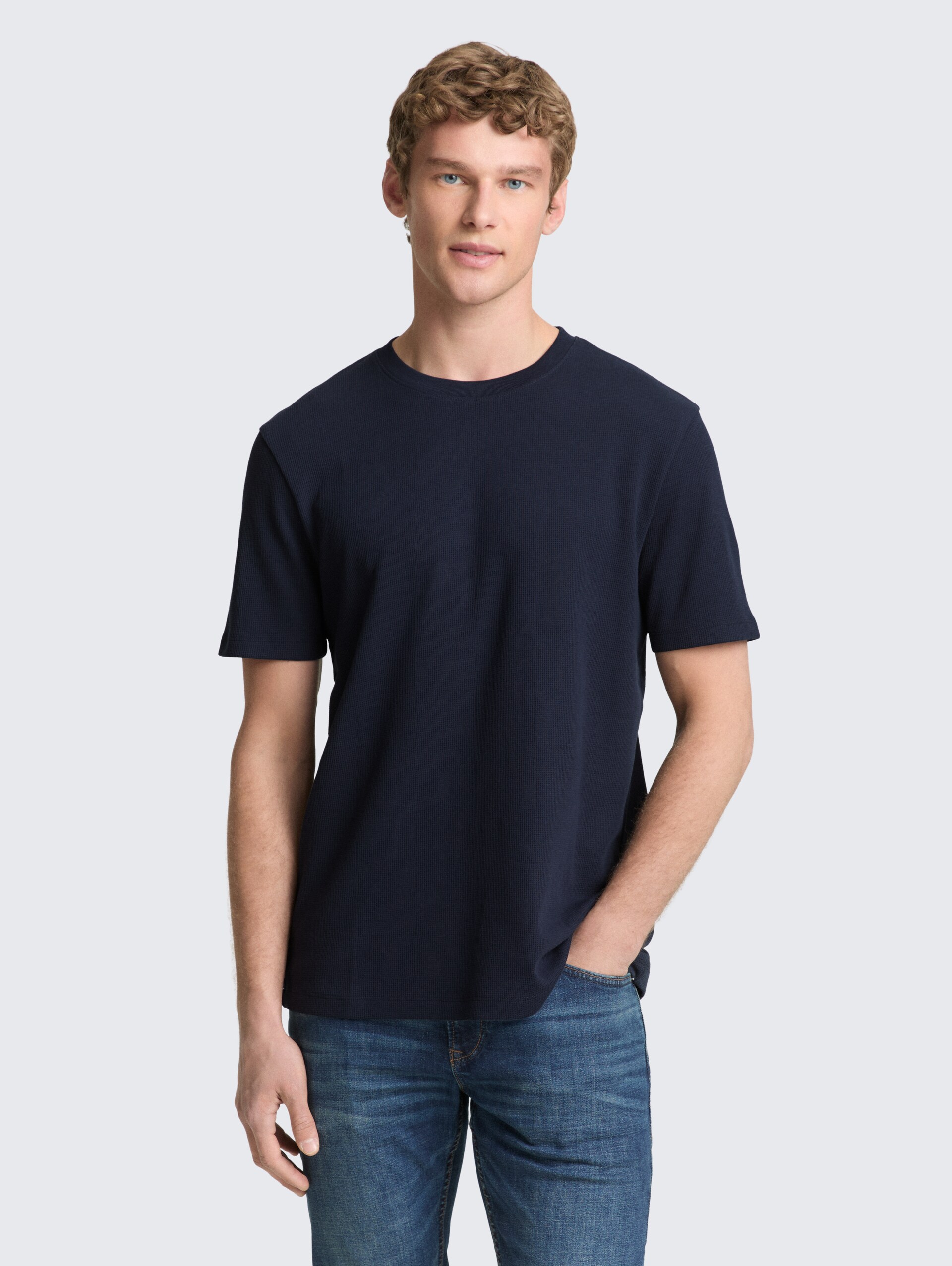T-Shirt mit Waffelstruktur - sky captain blue - Ausschnitt Model-Vorderansicht