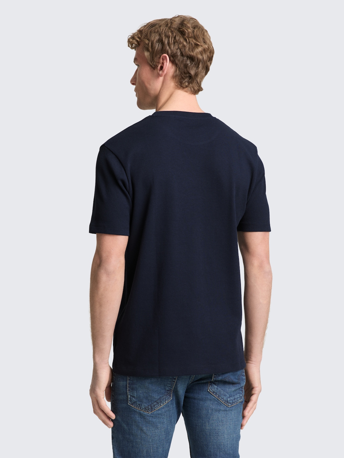 T-Shirt mit Waffelstruktur - sky captain blue - Auschnitt Model-Rückansicht