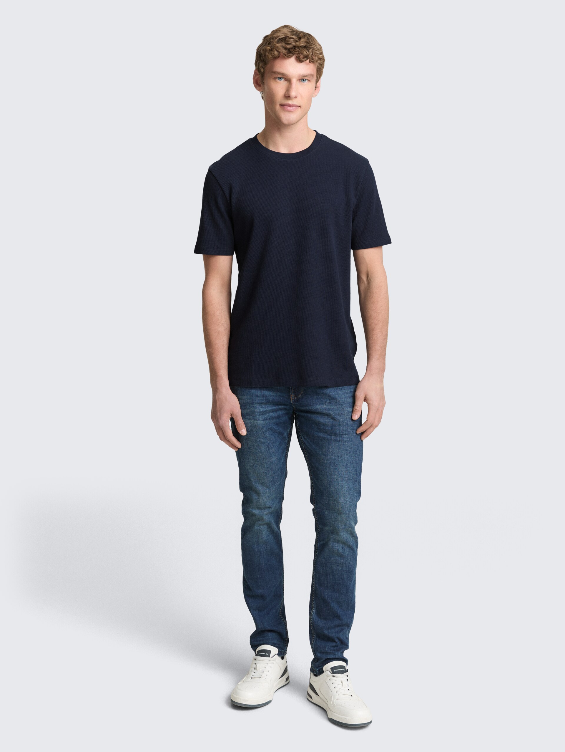 T-Shirt mit Waffelstruktur - sky captain blue - Model-Vorderansicht