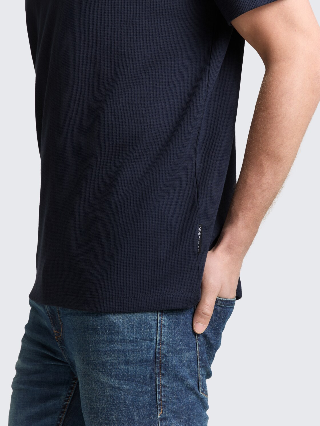 T-Shirt mit Waffelstruktur - sky captain blue - Detail-Model-Ansicht