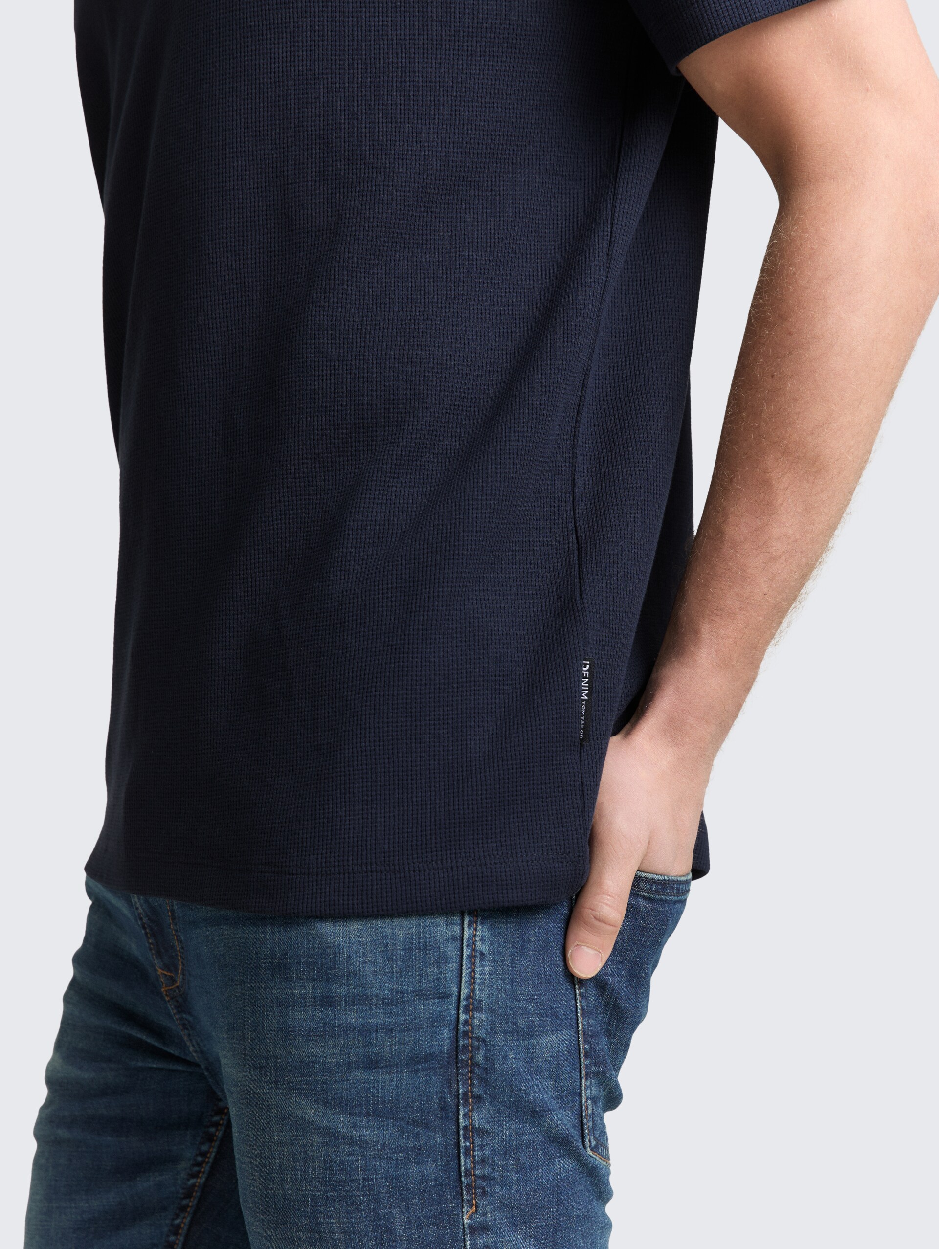 T-Shirt mit Waffelstruktur - sky captain blue - Detail-Model-Ansicht