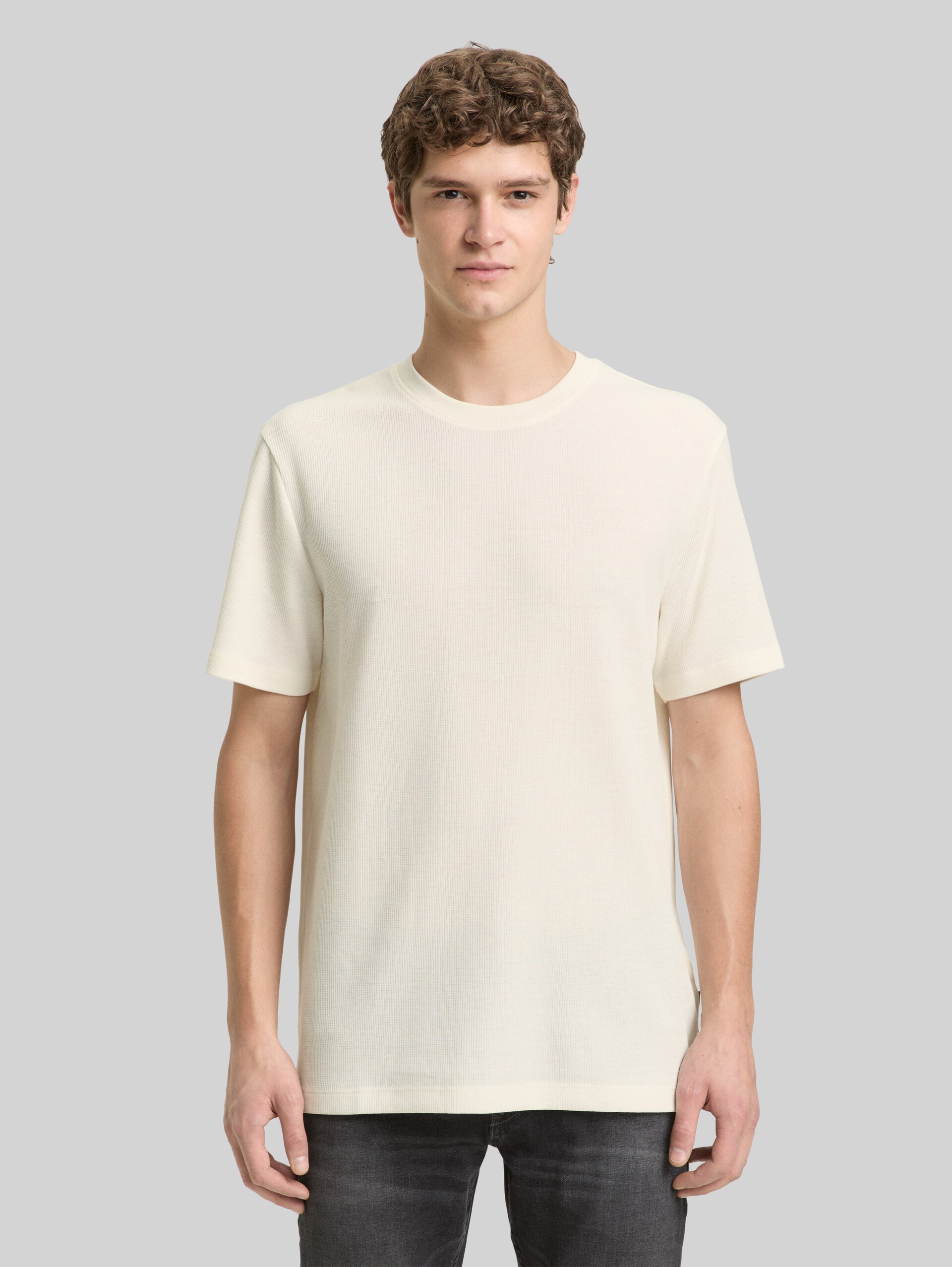 T-shirt with waffle texture - Wool White - Neckline model front view