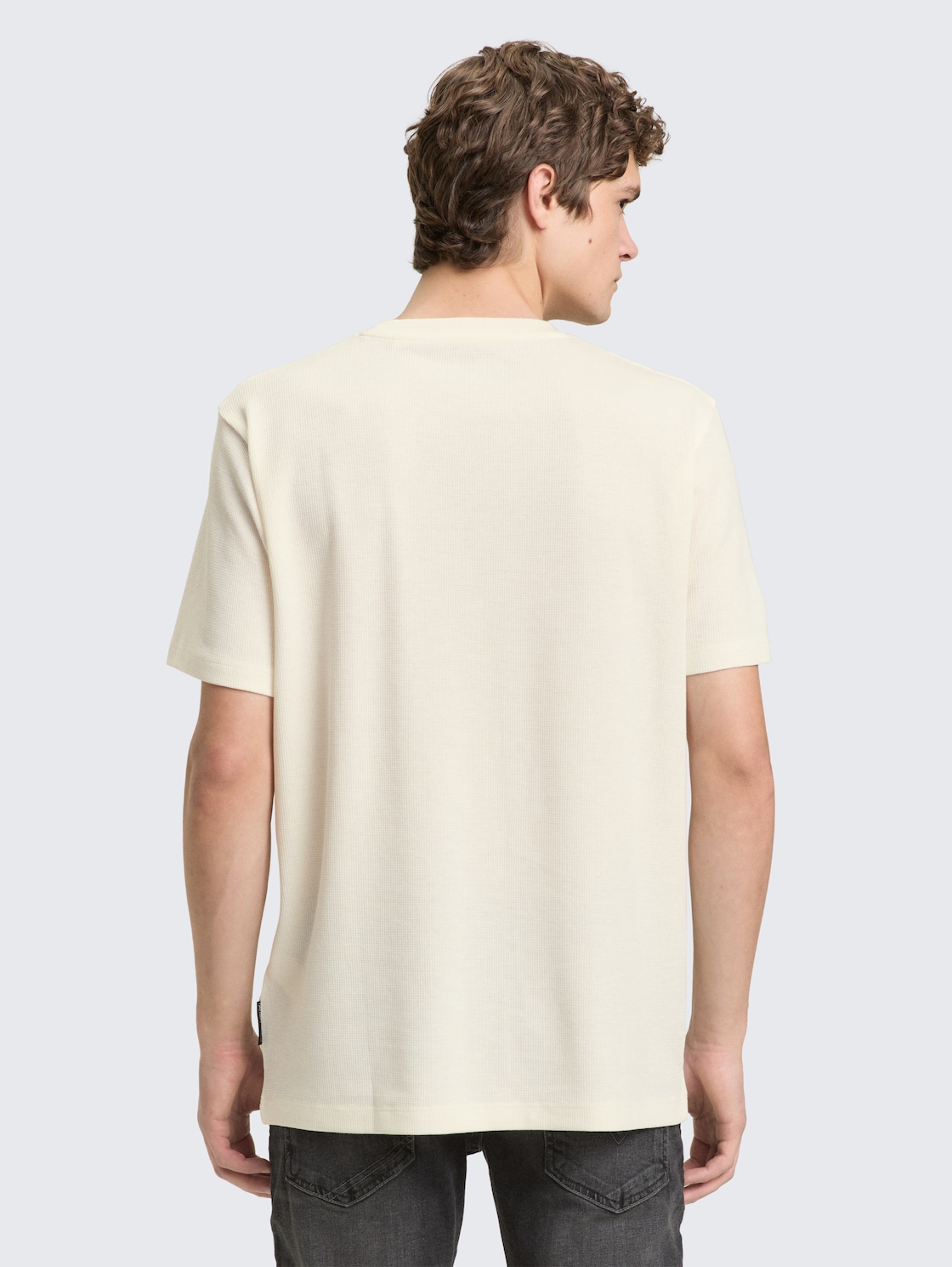 T-Shirt mit Waffelstruktur - Wool White - Auschnitt Model-Rückansicht