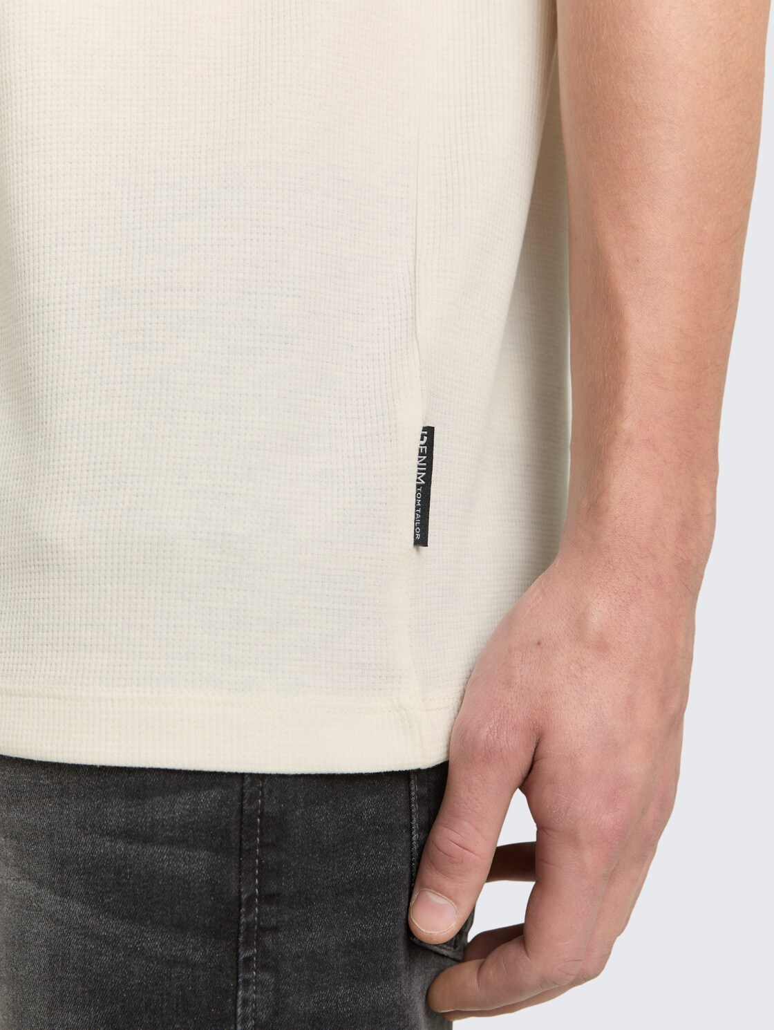 T-Shirt mit Waffelstruktur - Wool White - Detail-Model-Ansicht