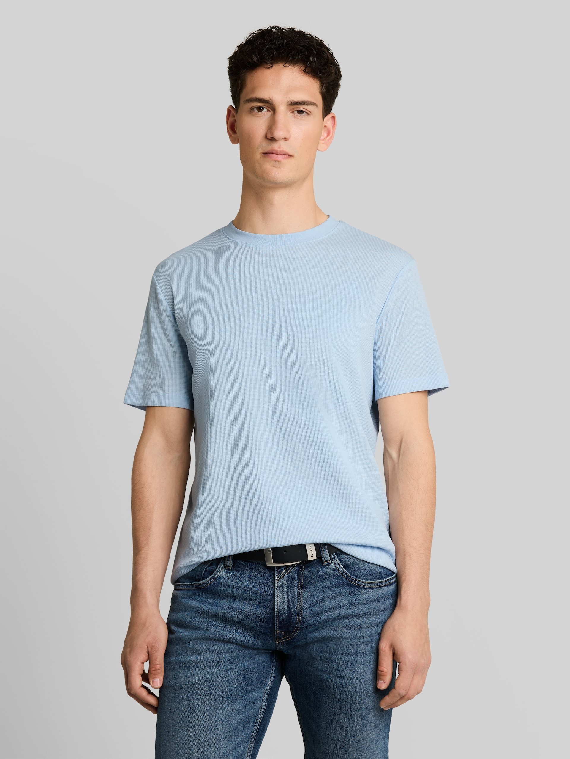 T-Shirt mit Waffelstruktur - Light Metal Blue - Ausschnitt Model-Vorderansicht