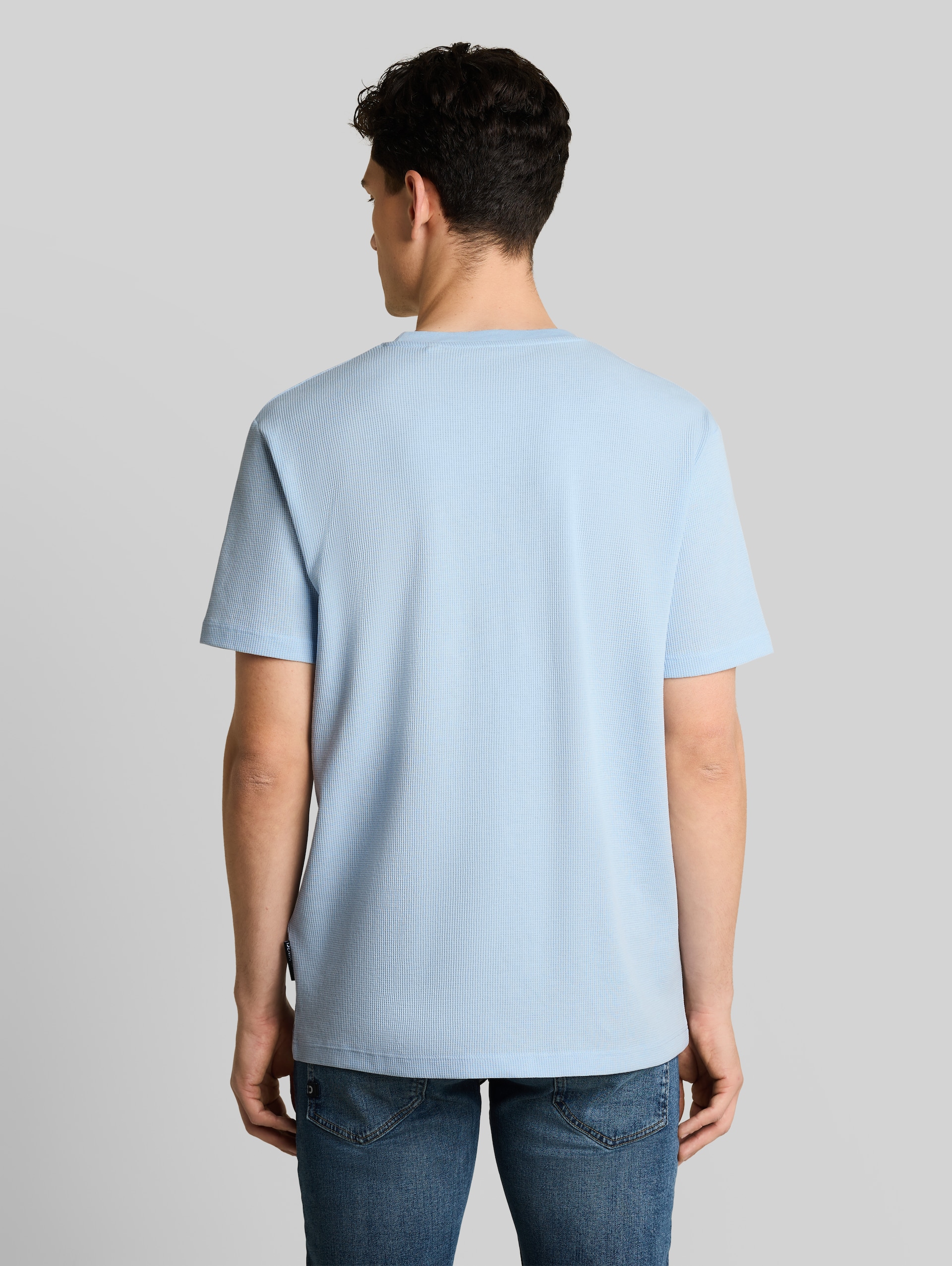 T-Shirt mit Waffelstruktur - Light Metal Blue - Auschnitt Model-Rückansicht