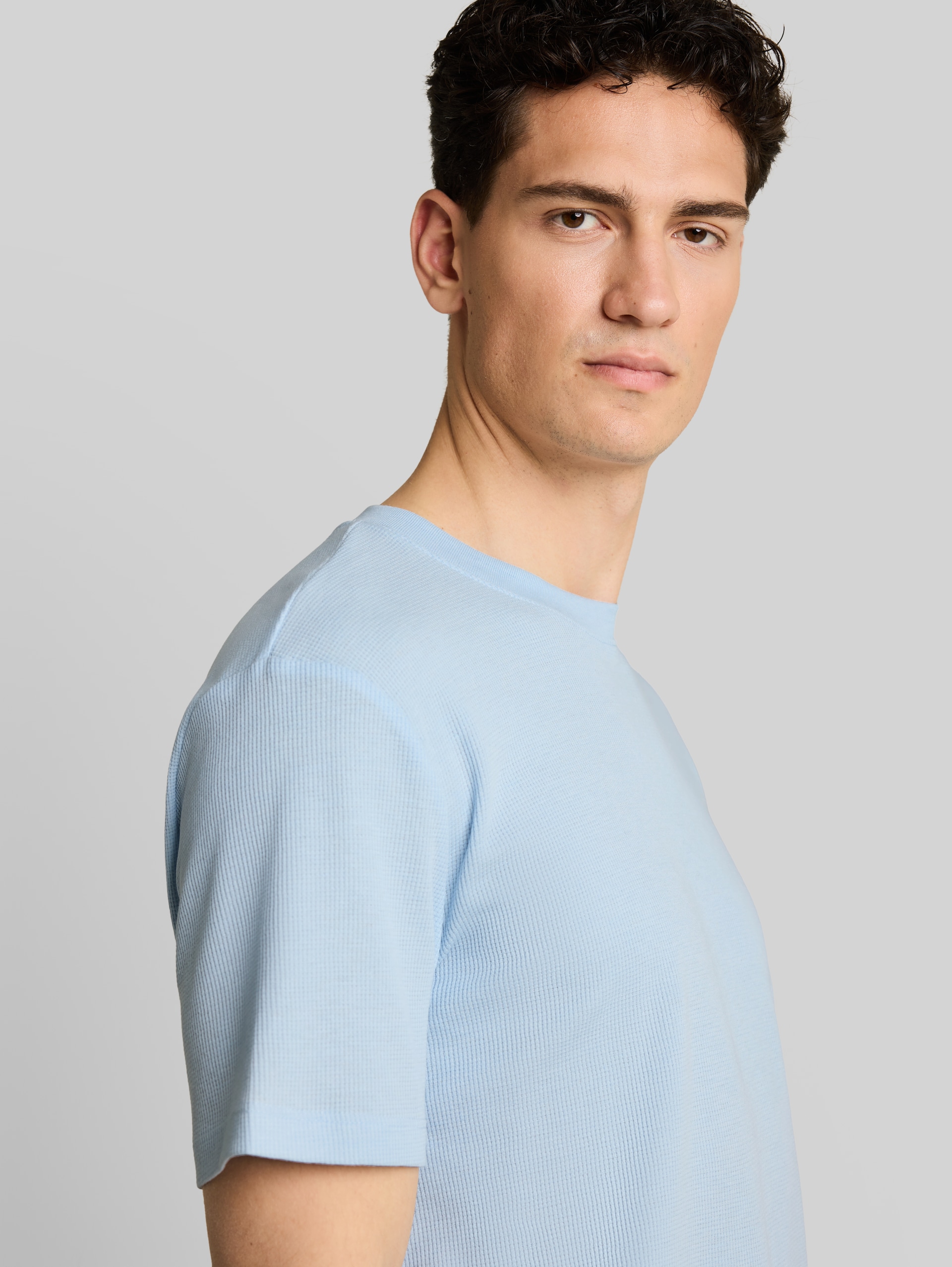 T-Shirt mit Waffelstruktur - Light Metal Blue - Detail-Model-Ansicht