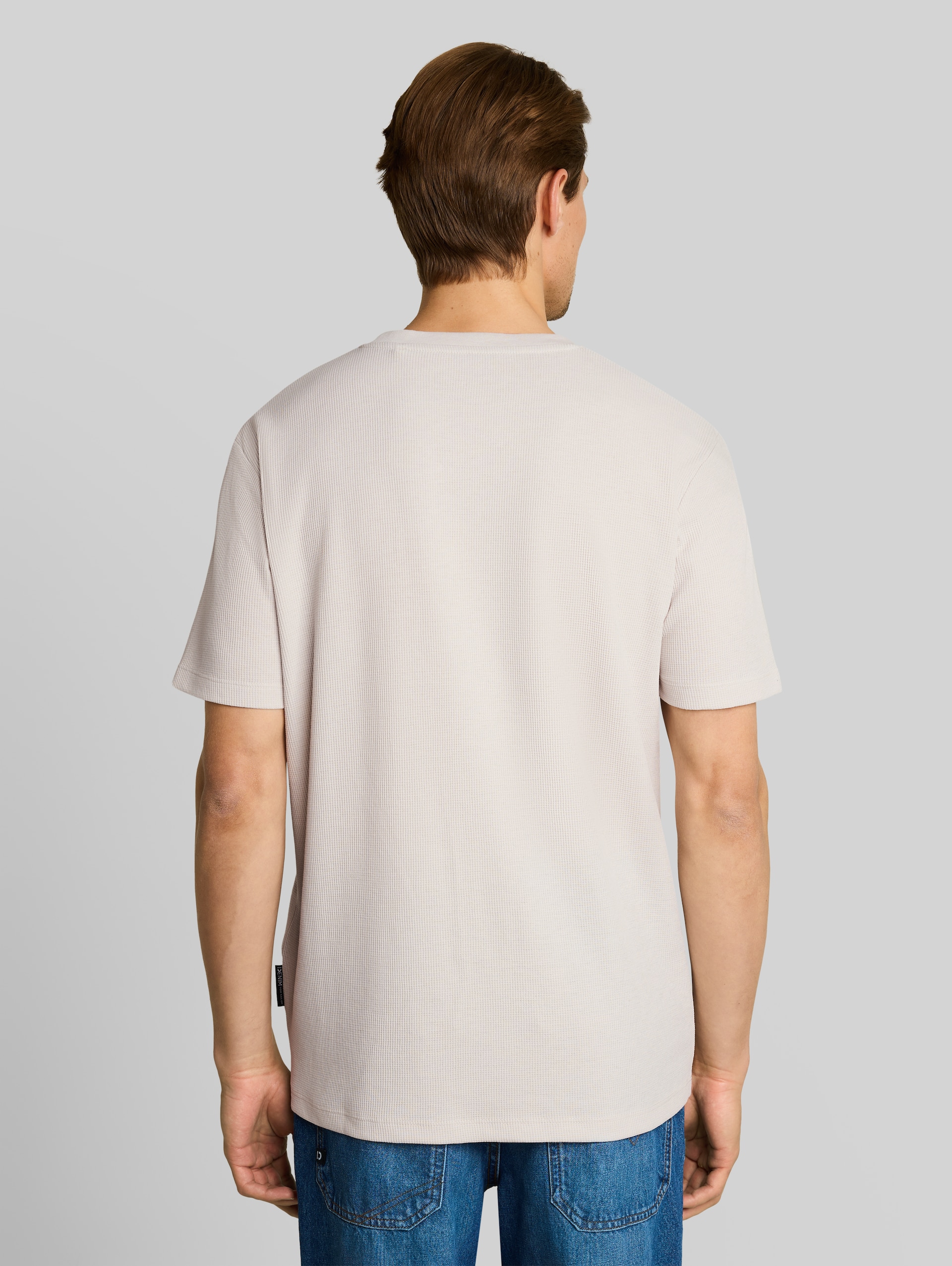 T-Shirt mit Waffelstruktur - clouds grey - Auschnitt Model-Rückansicht