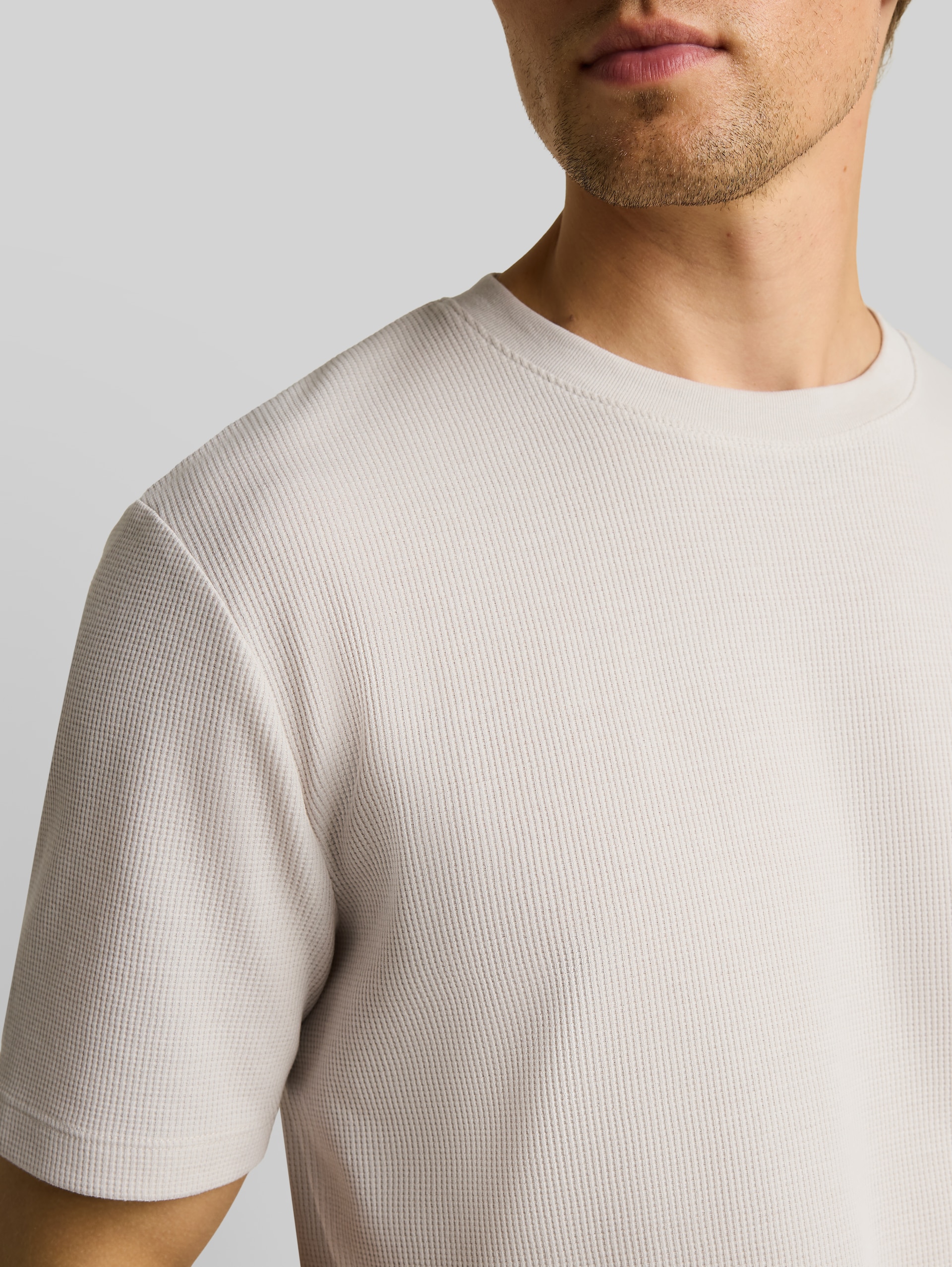 T-Shirt mit Waffelstruktur - clouds grey - Detail-Model-Ansicht