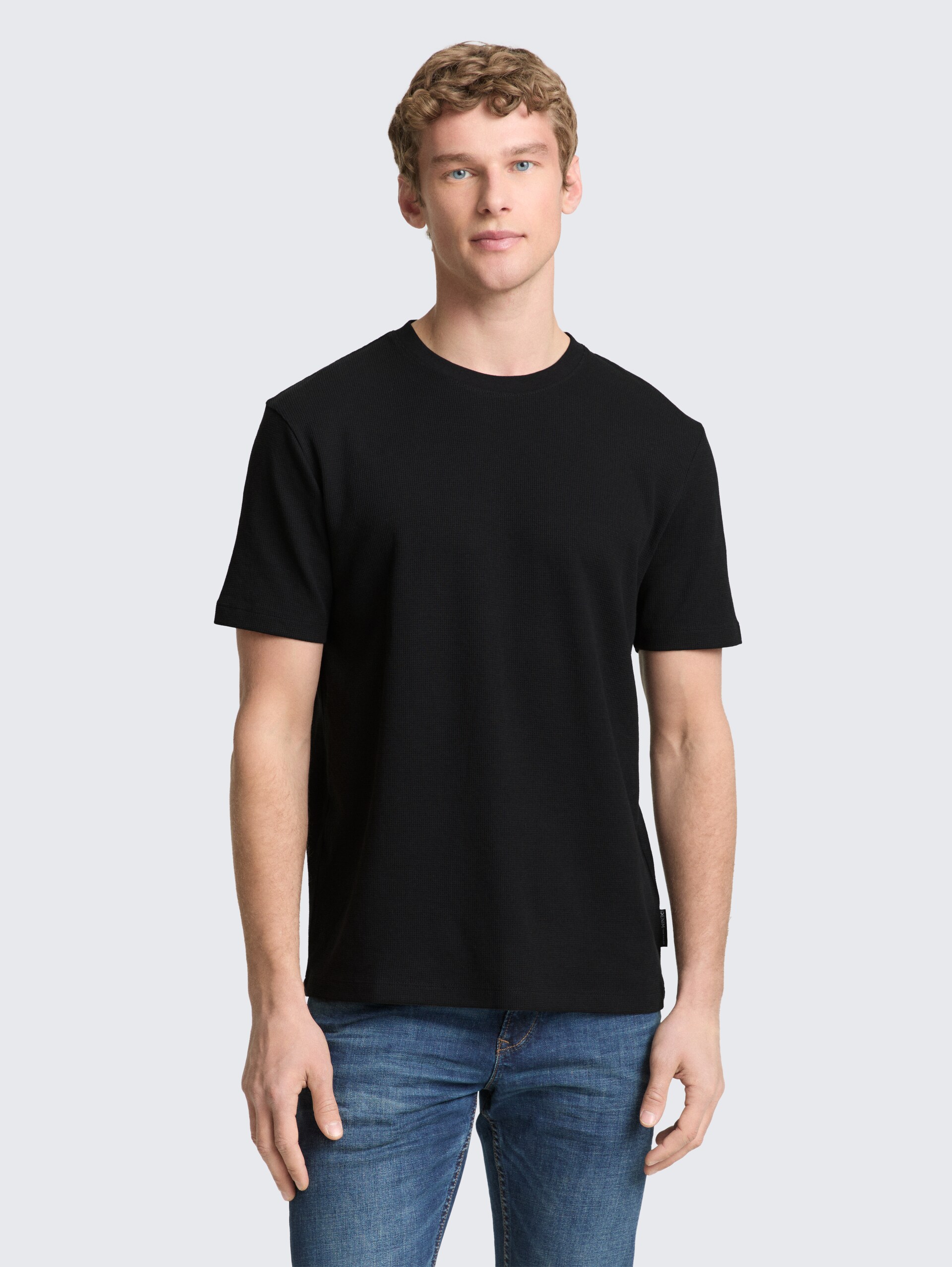 T-Shirt mit Waffelstruktur - Black - Ausschnitt Model-Vorderansicht
