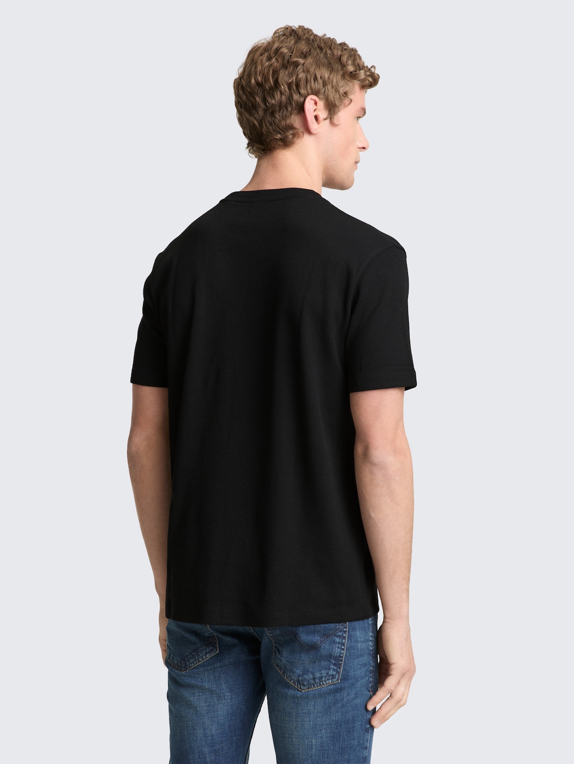 T-Shirt mit Waffelstruktur - Black - Auschnitt Model-Rückansicht