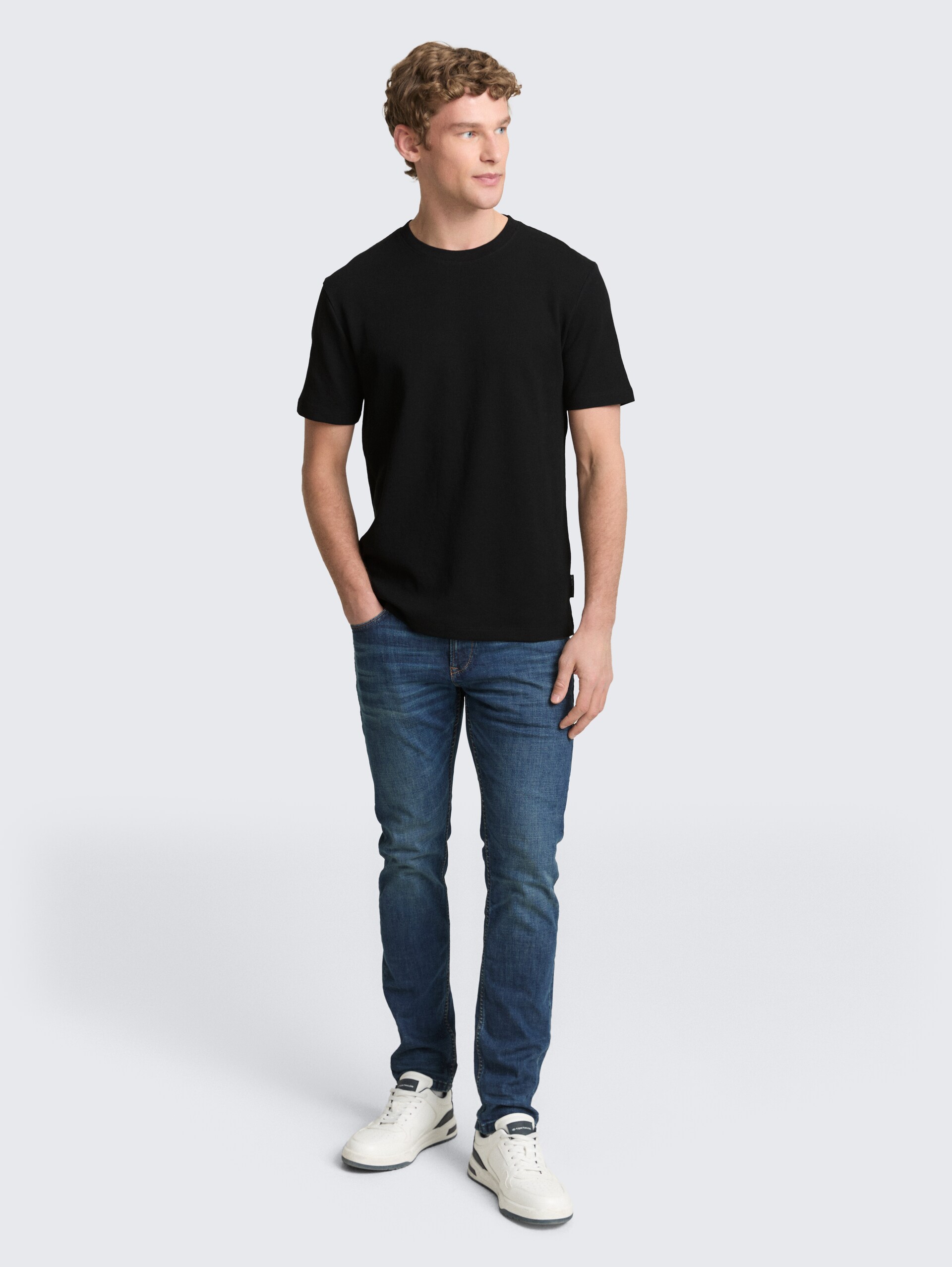 T-Shirt mit Waffelstruktur - Black - Model-Vorderansicht