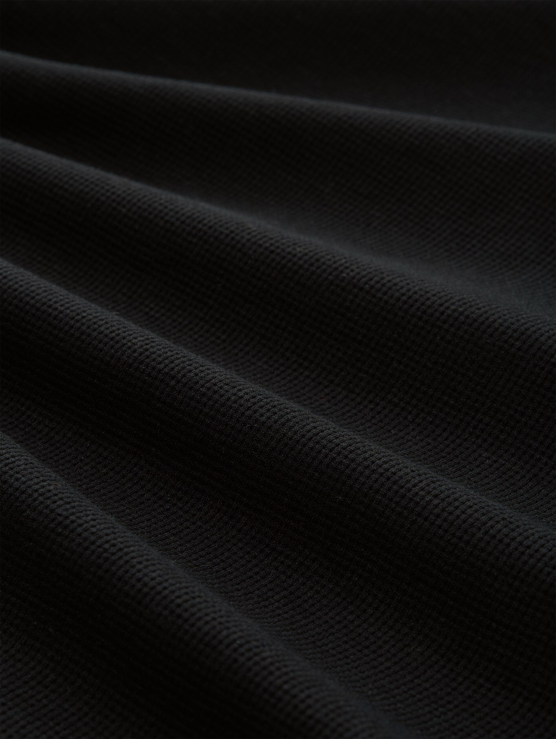 T-Shirt mit Waffelstruktur - Black - Material-Ansicht