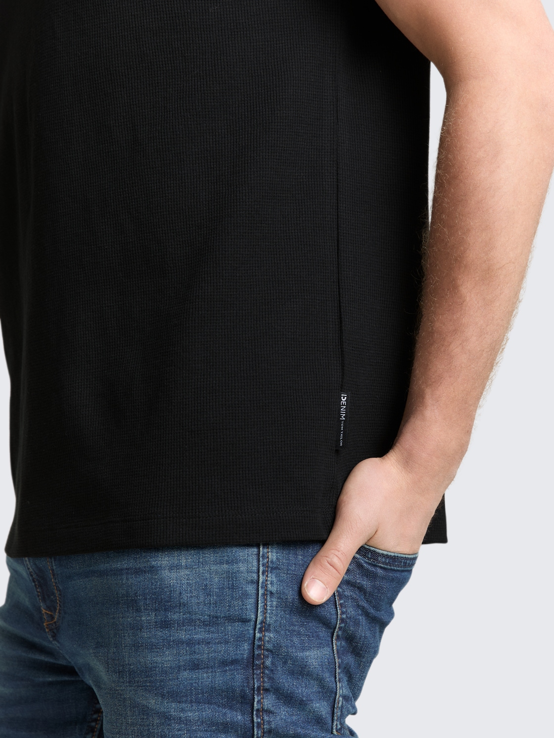 T-Shirt mit Waffelstruktur - Black - Detail-Model-Ansicht