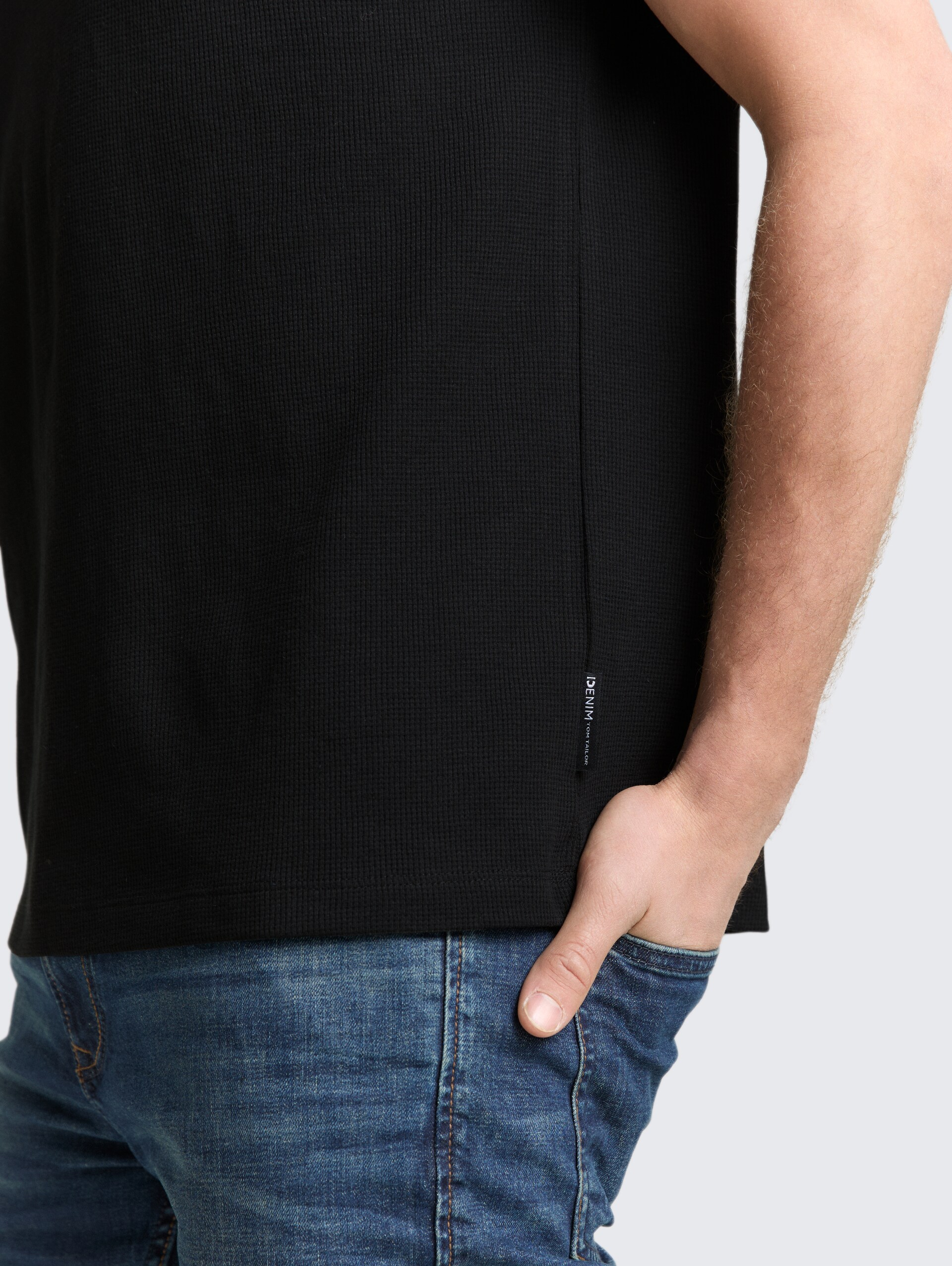 T-Shirt mit Waffelstruktur - Black - Detail-Model-Ansicht