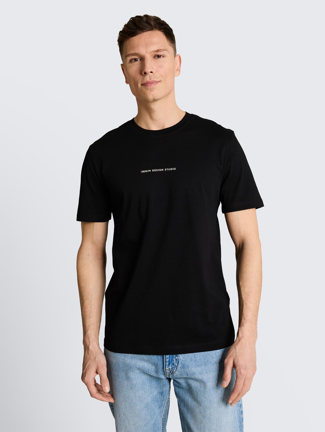 T-Shirt mit Rückenprint - Black - Ausschnitt Model-Vorderansicht