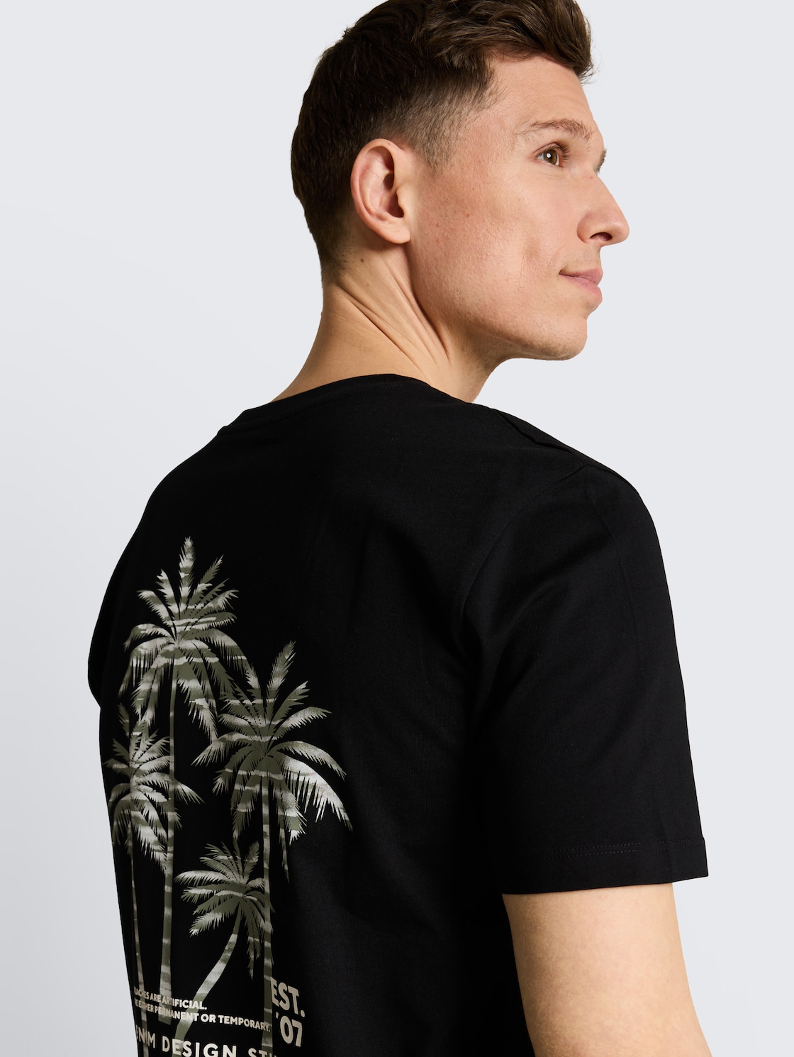 T-Shirt mit Rückenprint - Black - Detail-Model-Ansicht