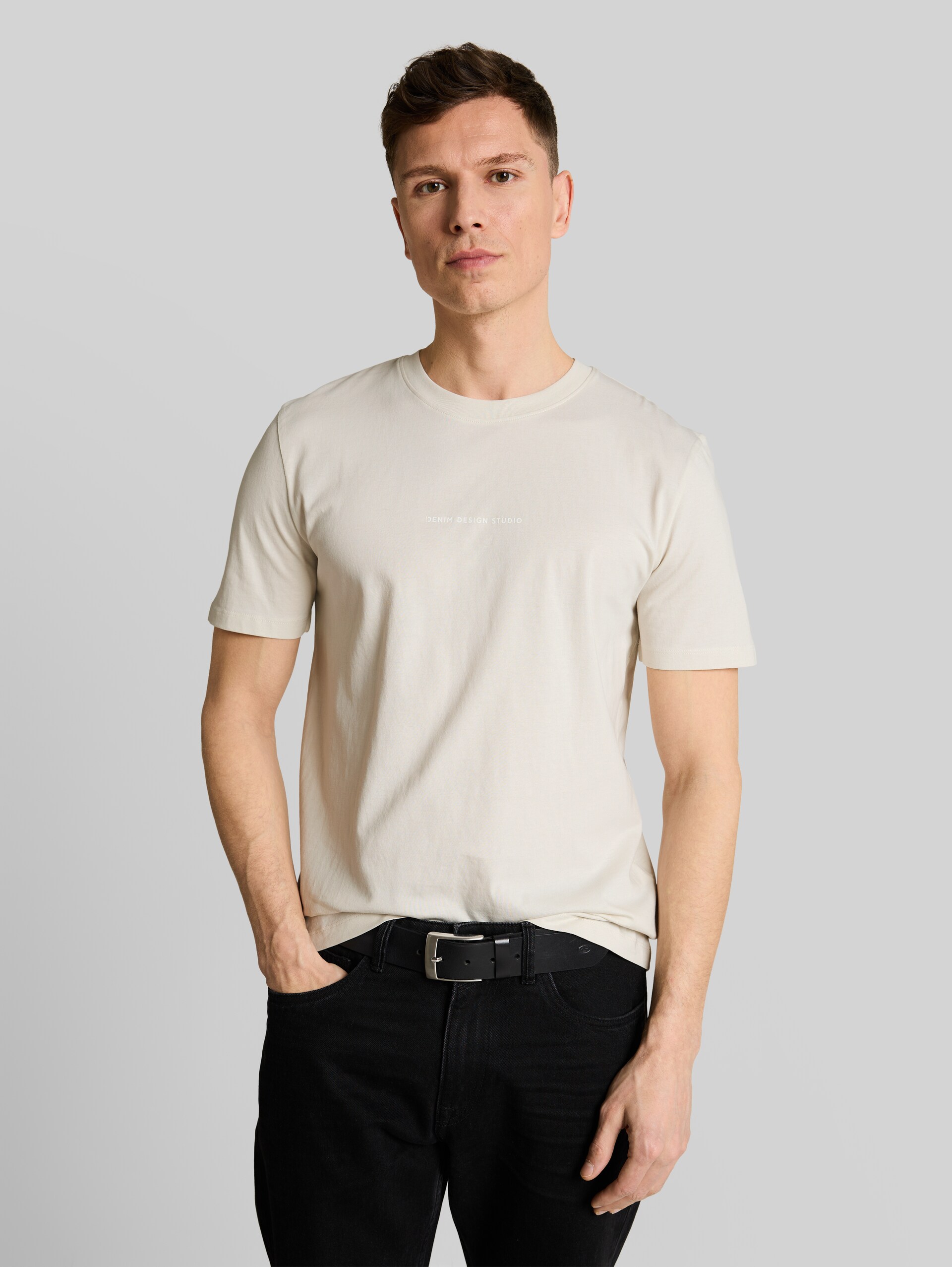 T-shirt with back print - greyish white - Neckline model front view