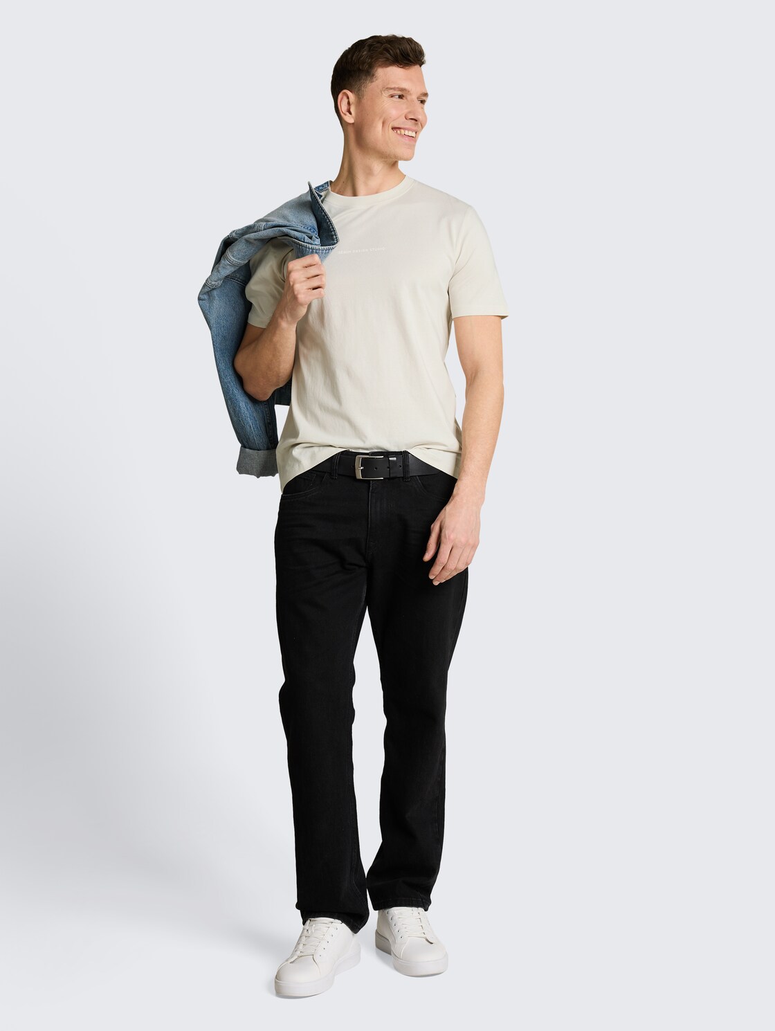 T-Shirt mit Rückenprint - greyish white - Model-Vorderansicht