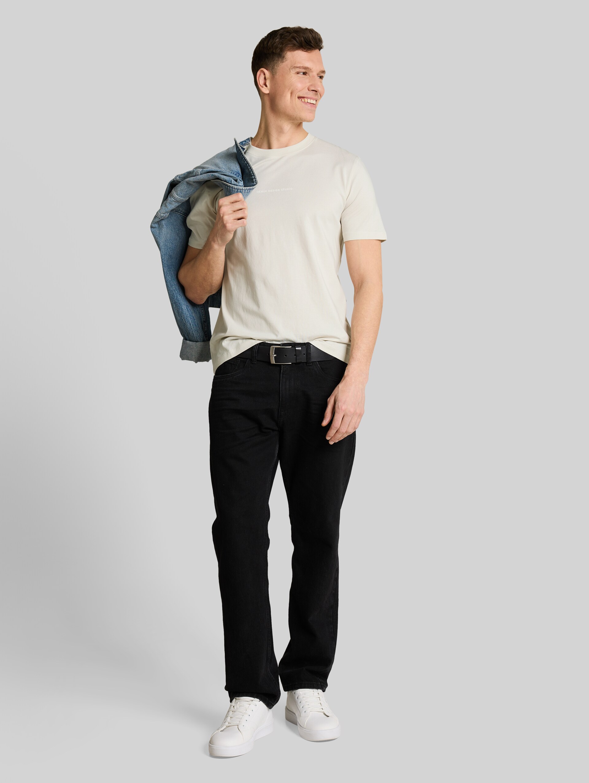 T-shirt with back print - greyish white - Model front view