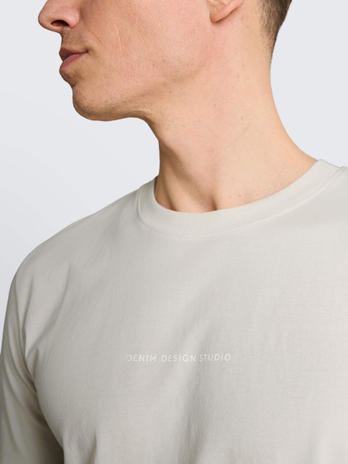 T-Shirt mit Rückenprint - greyish white - Detail-Model-Ansicht