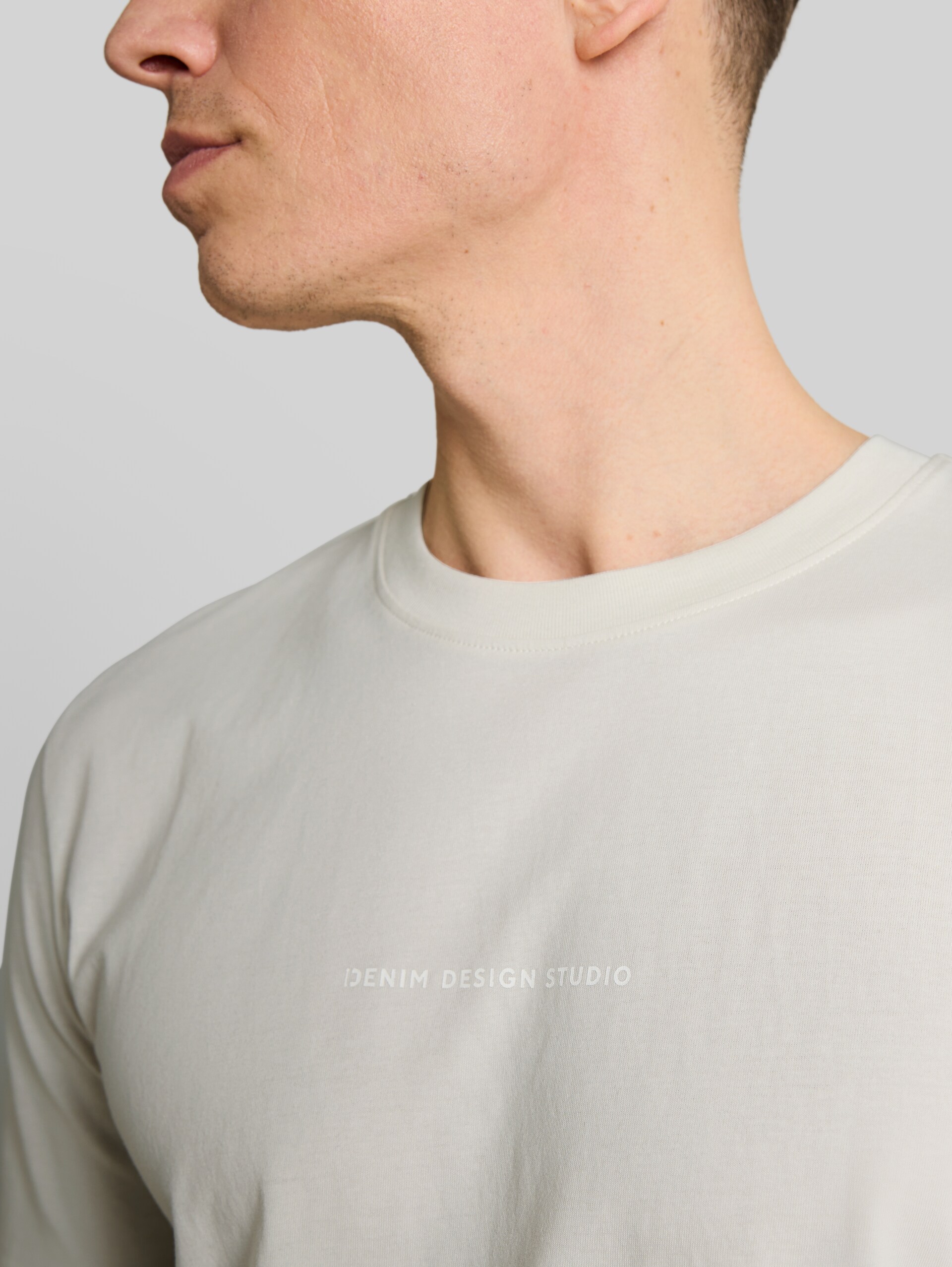 T-shirt with back print - greyish white - Detail model view