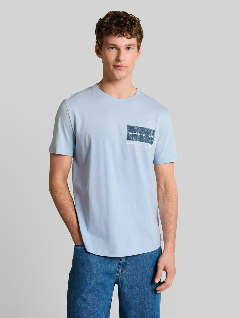 T-Shirt mit Print von Denim Male, smart light blue