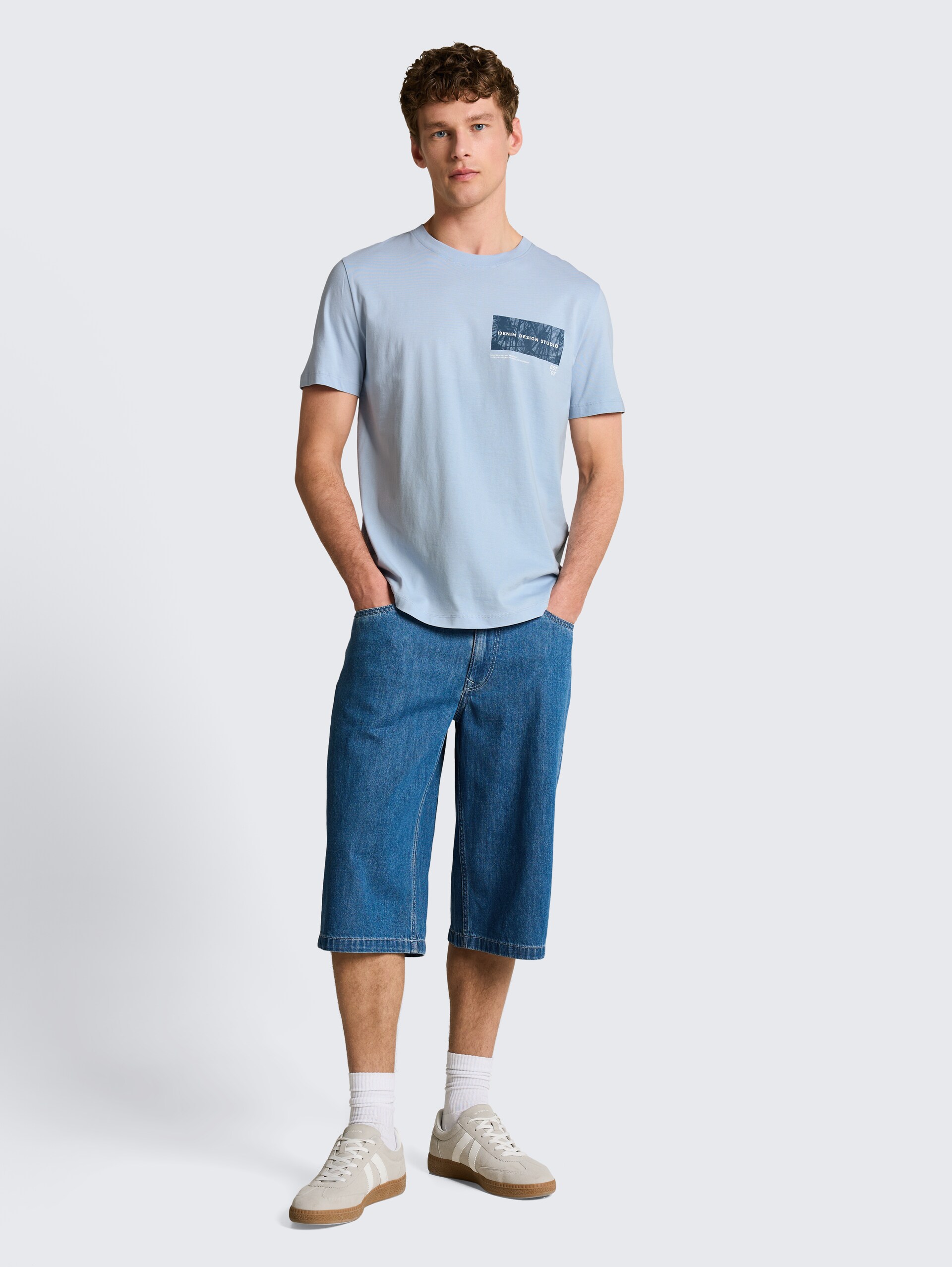 T-Shirt mit Print - smart light blue - Model-Vorderansicht