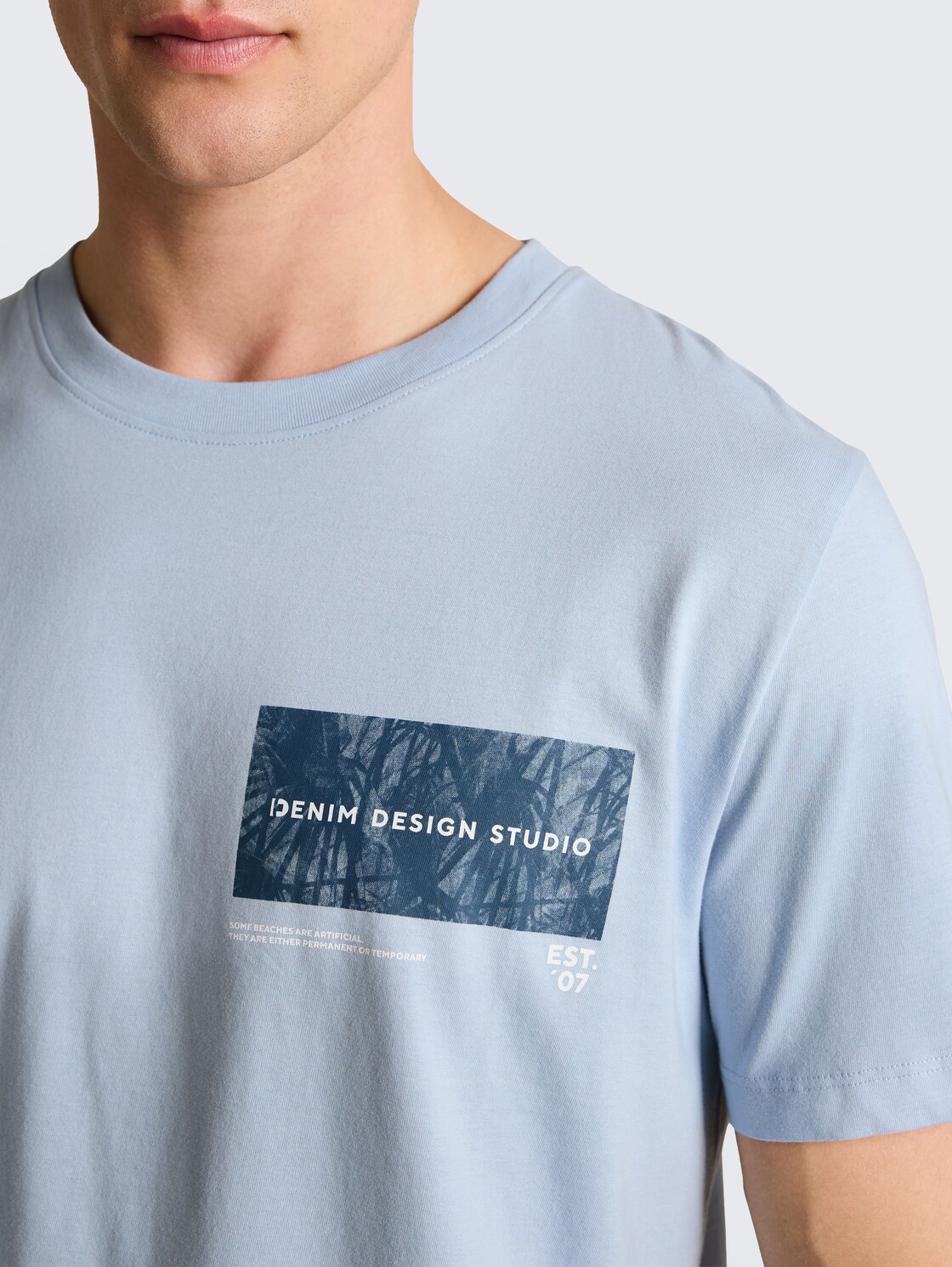 T-Shirt mit Print - smart light blue - Detail-Model-Ansicht