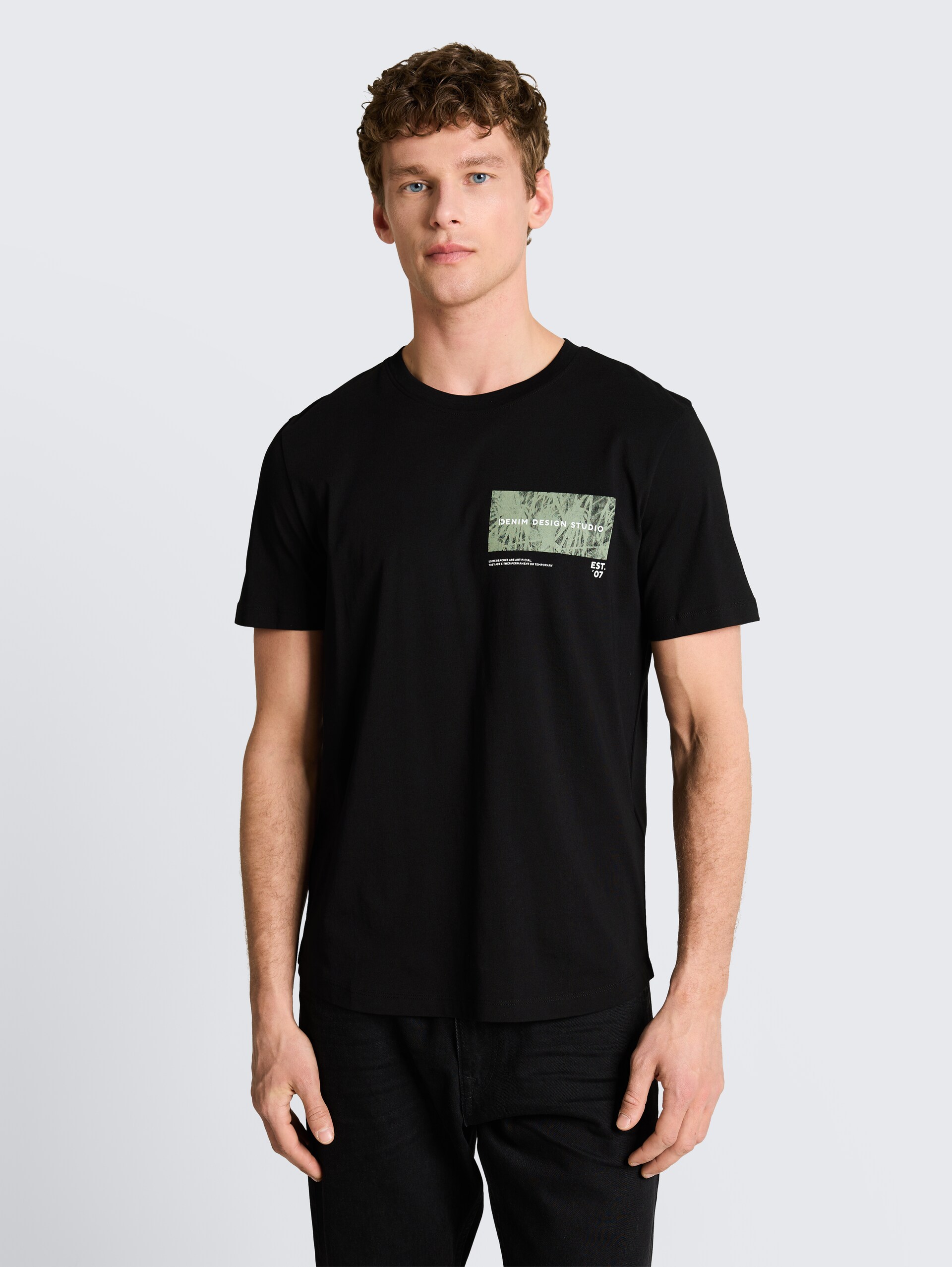 T-Shirt mit Print - Black - Ausschnitt Model-Vorderansicht