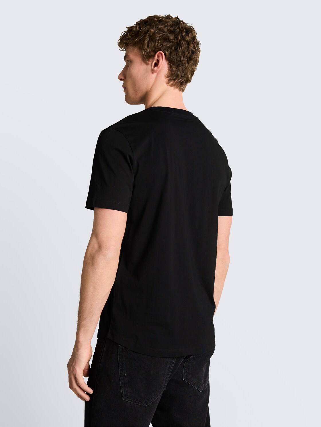 T-Shirt mit Print - Black - Auschnitt Model-Rückansicht