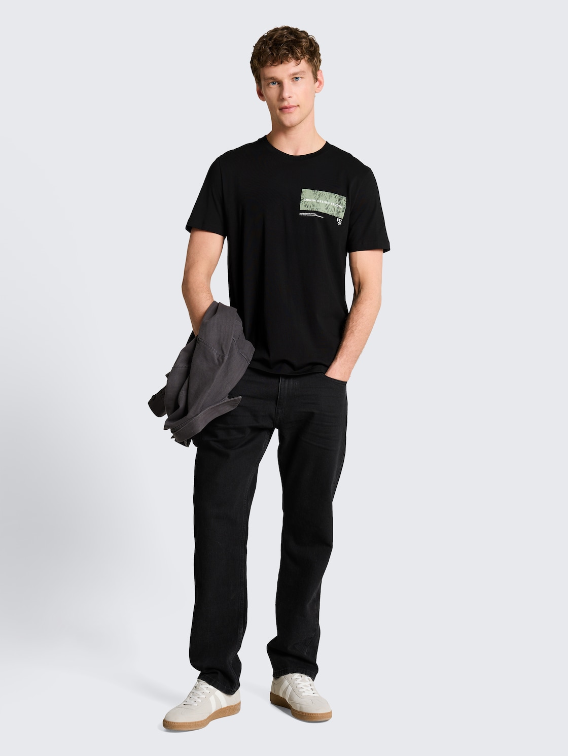 T-Shirt mit Print - Black - Model-Vorderansicht
