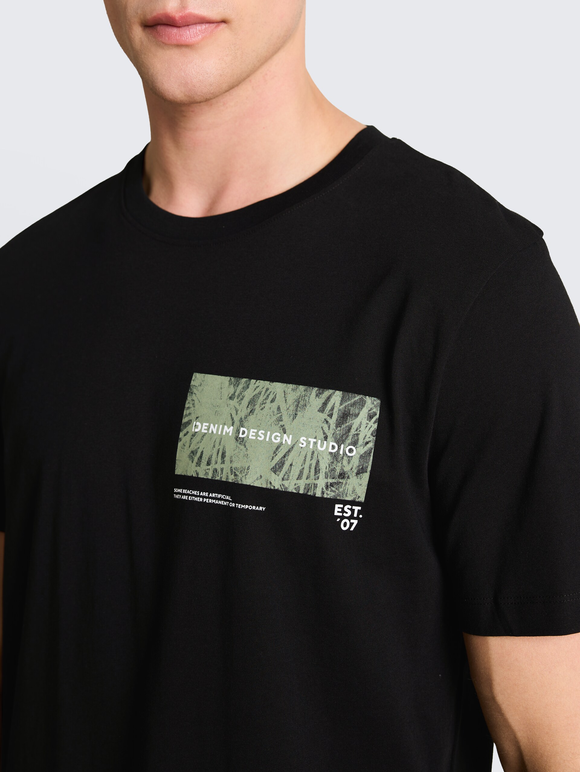 T-Shirt mit Print - Black - Detail-Model-Ansicht