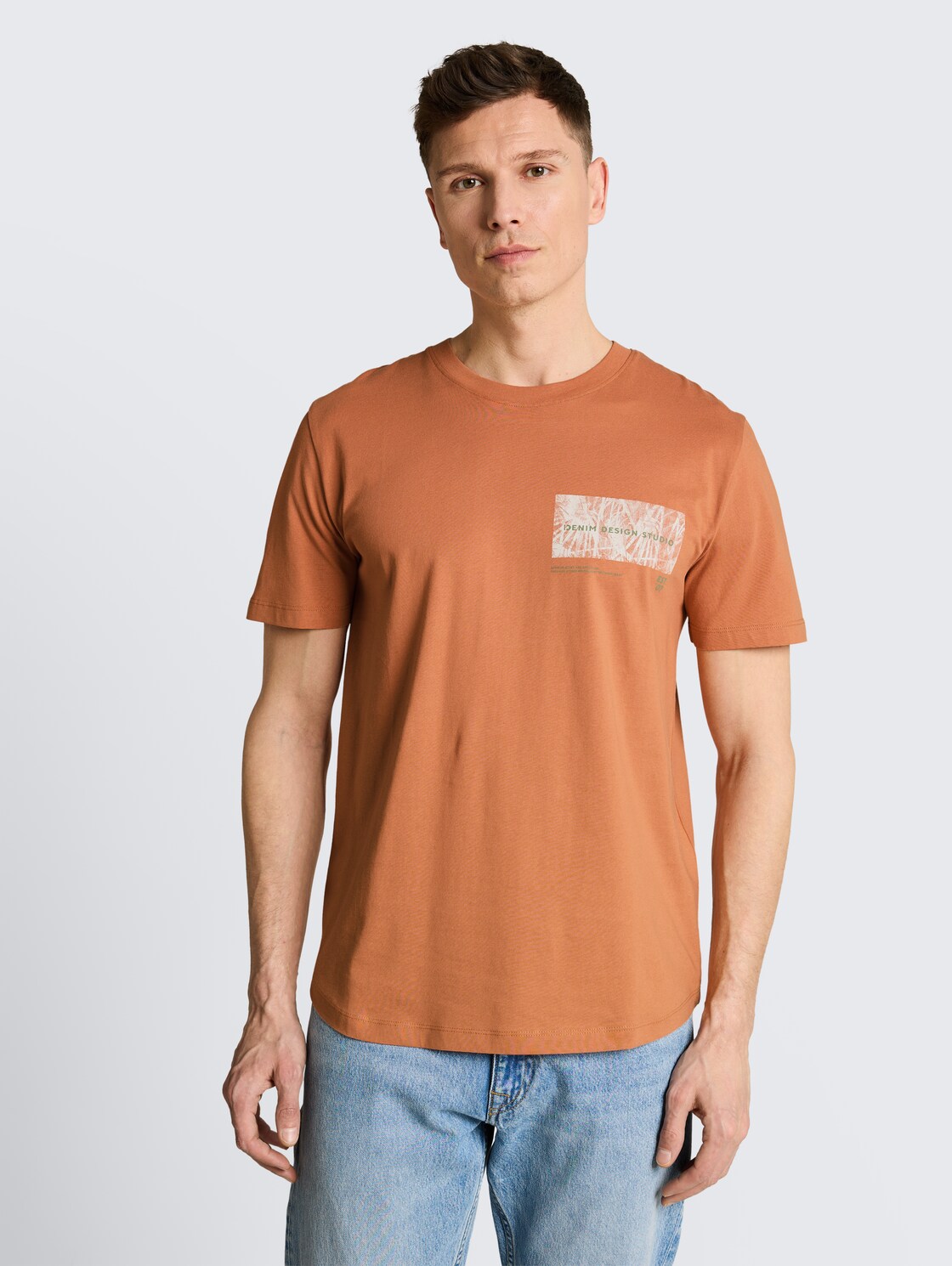 T-Shirt mit Print - faded copper orange - Ausschnitt Model-Vorderansicht