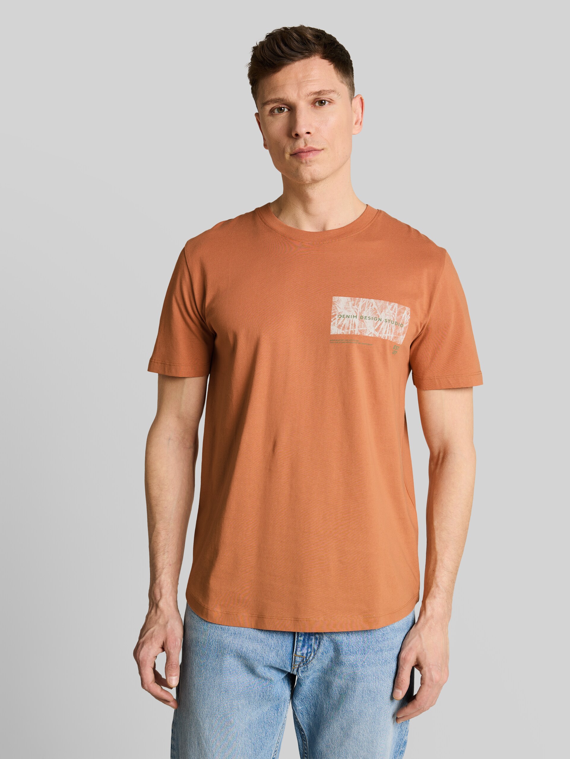 T-Shirt mit Print - faded copper orange - Ausschnitt Model-Vorderansicht
