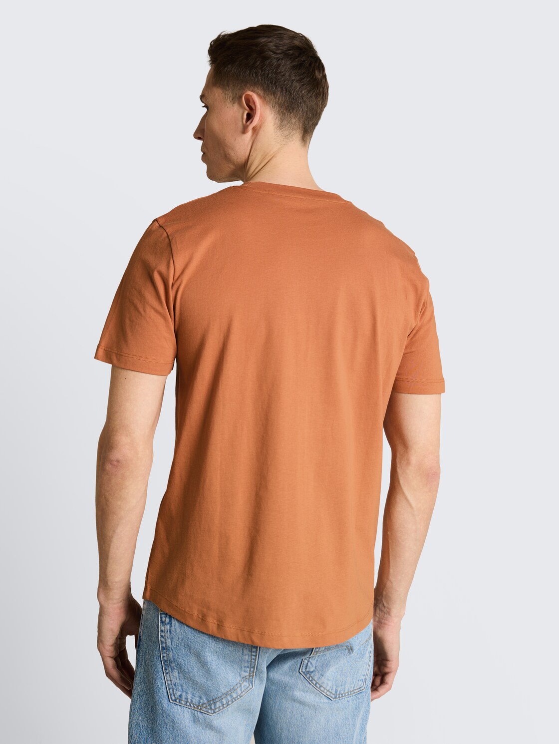 T-Shirt mit Print - faded copper orange - Auschnitt Model-Rückansicht