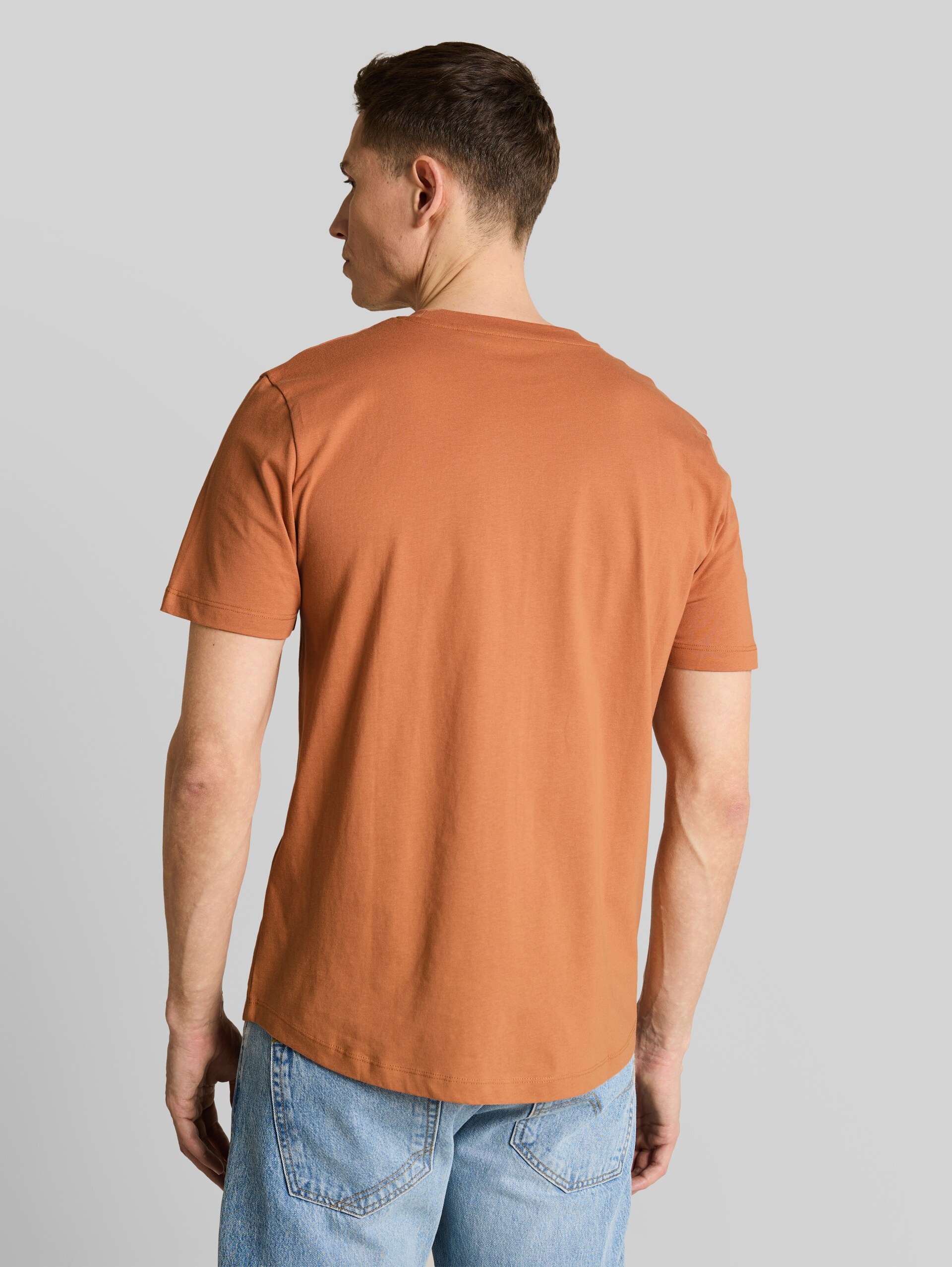 T-Shirt mit Print - faded copper orange - Auschnitt Model-Rückansicht
