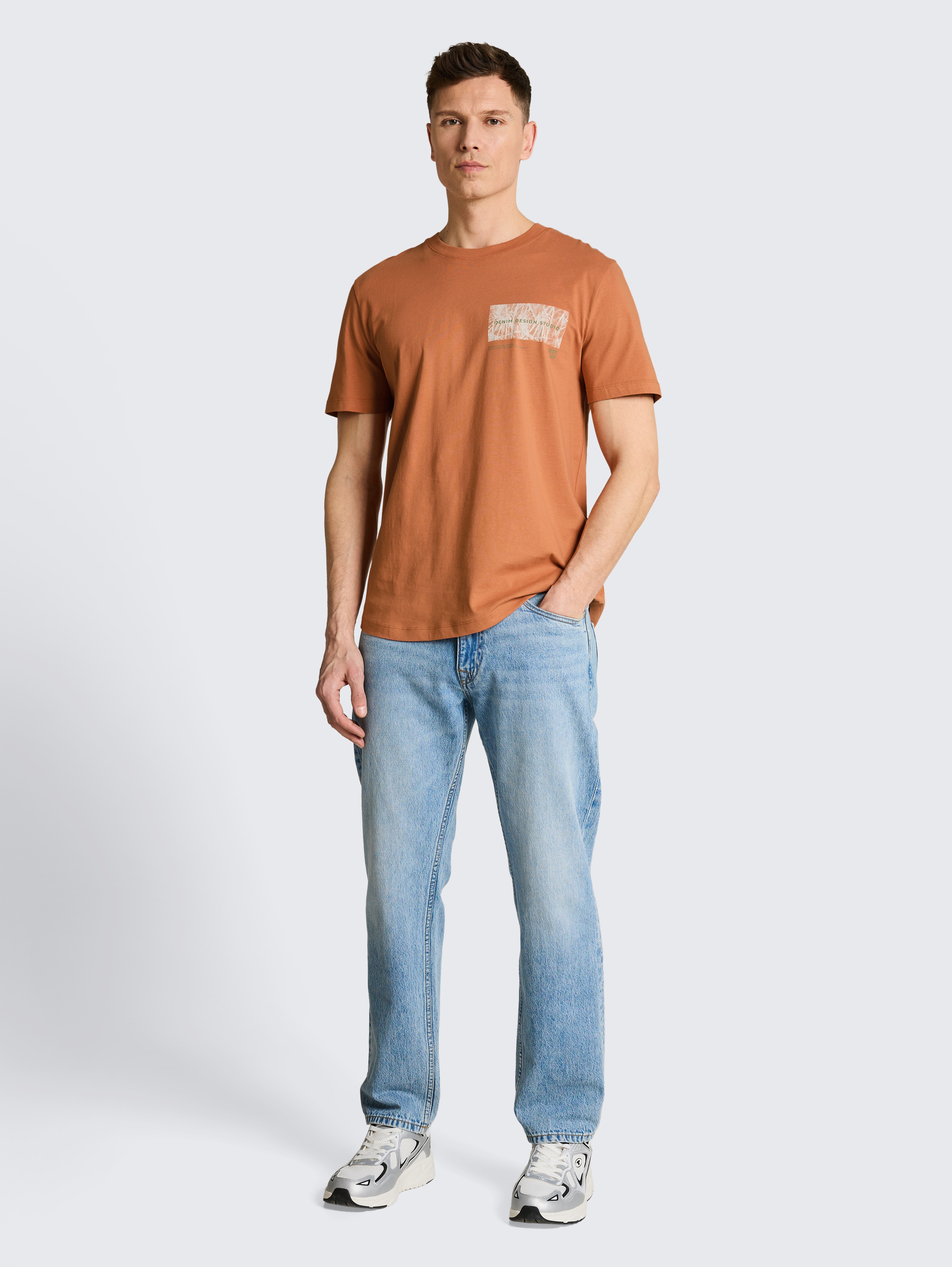 T-Shirt mit Print von Denim Male, faded copper orange