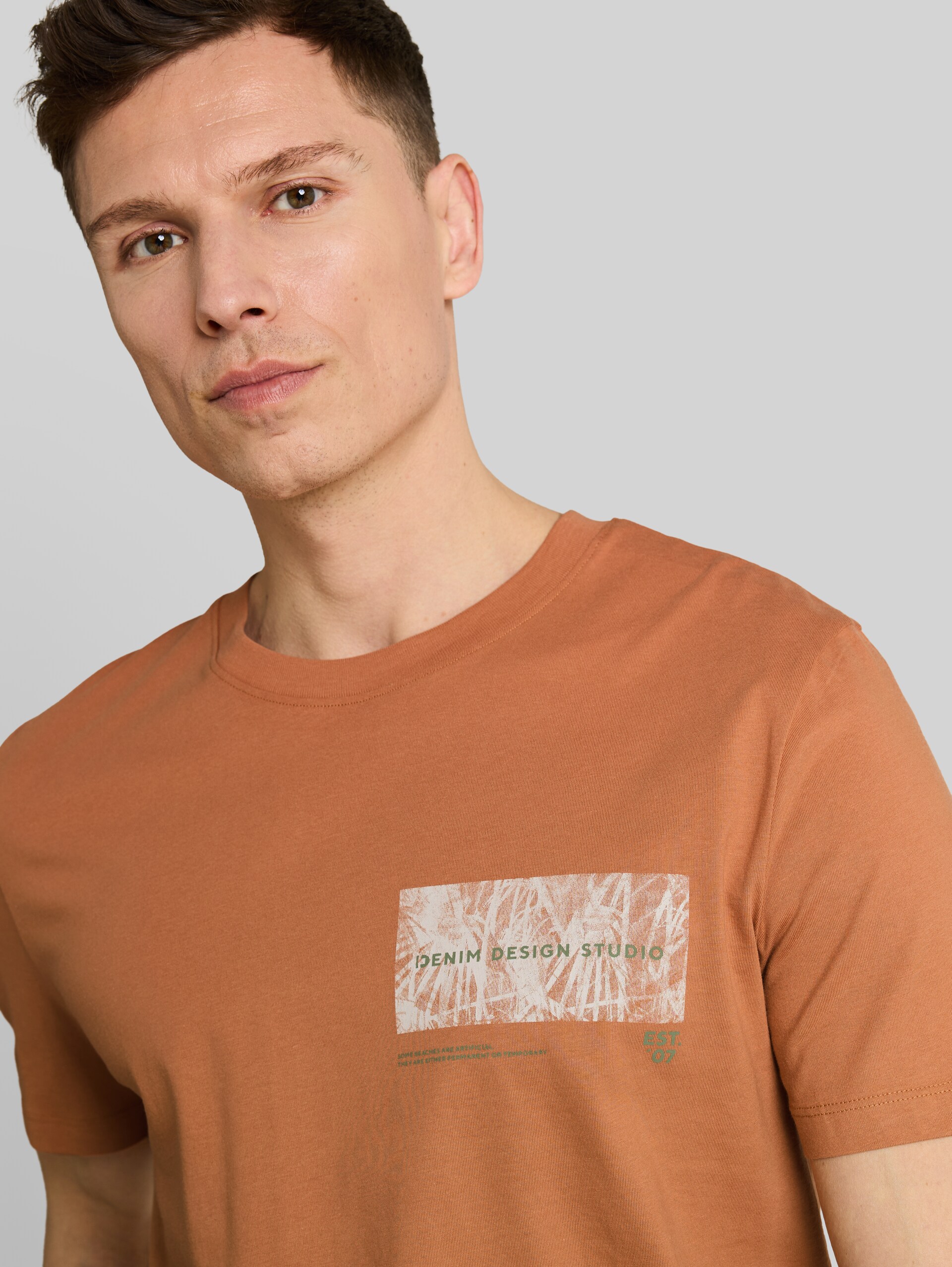 T-Shirt mit Print - faded copper orange - Detail-Model-Ansicht