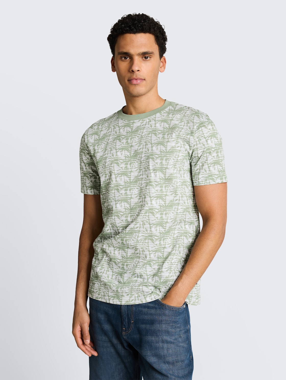 T-Shirt mit Palmenprint - sea spray stripy palm print - Ausschnitt Model-Vorderansicht