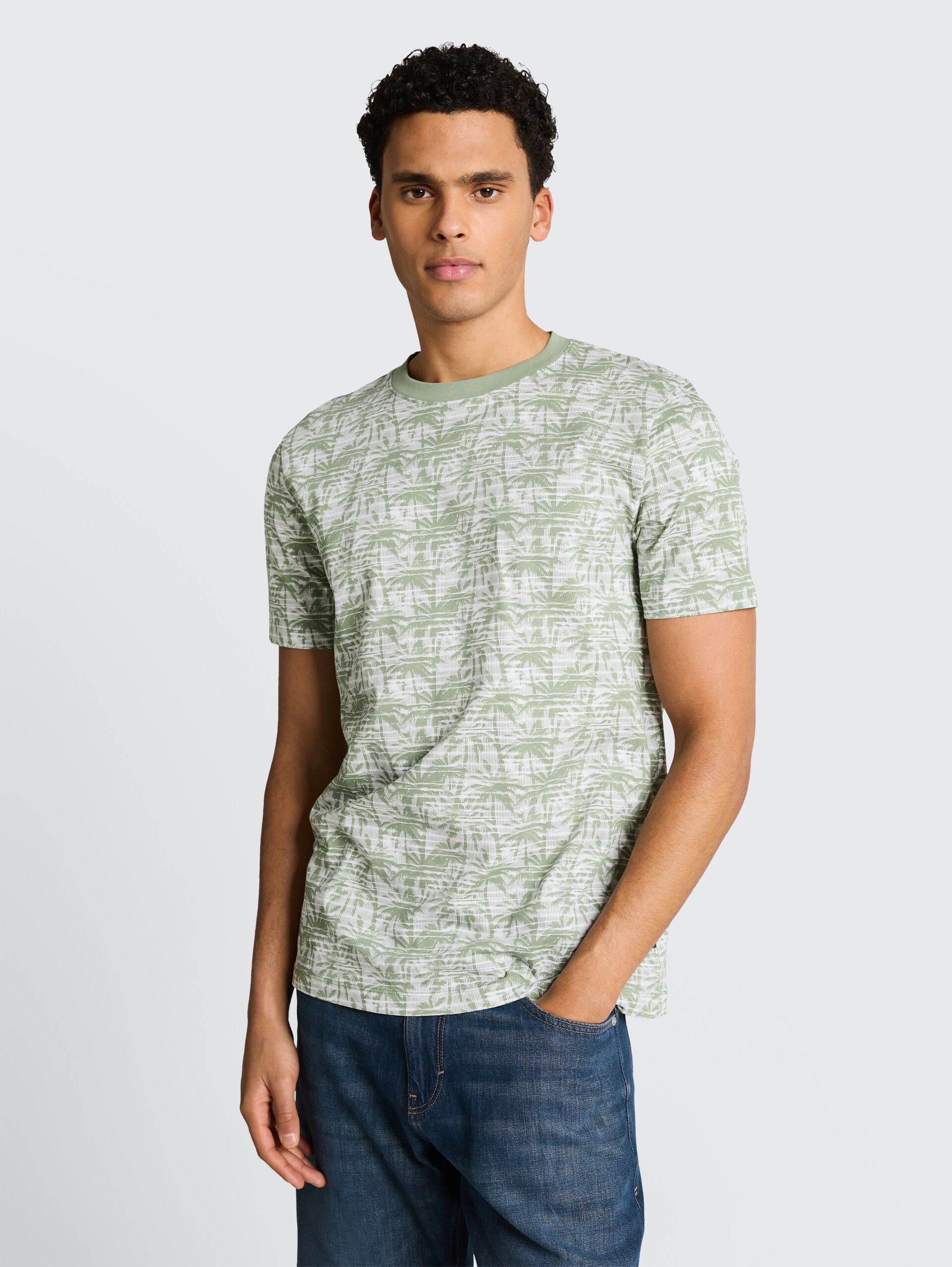 T-Shirt mit Palmenprint - sea spray stripy palm print - Ausschnitt Model-Vorderansicht