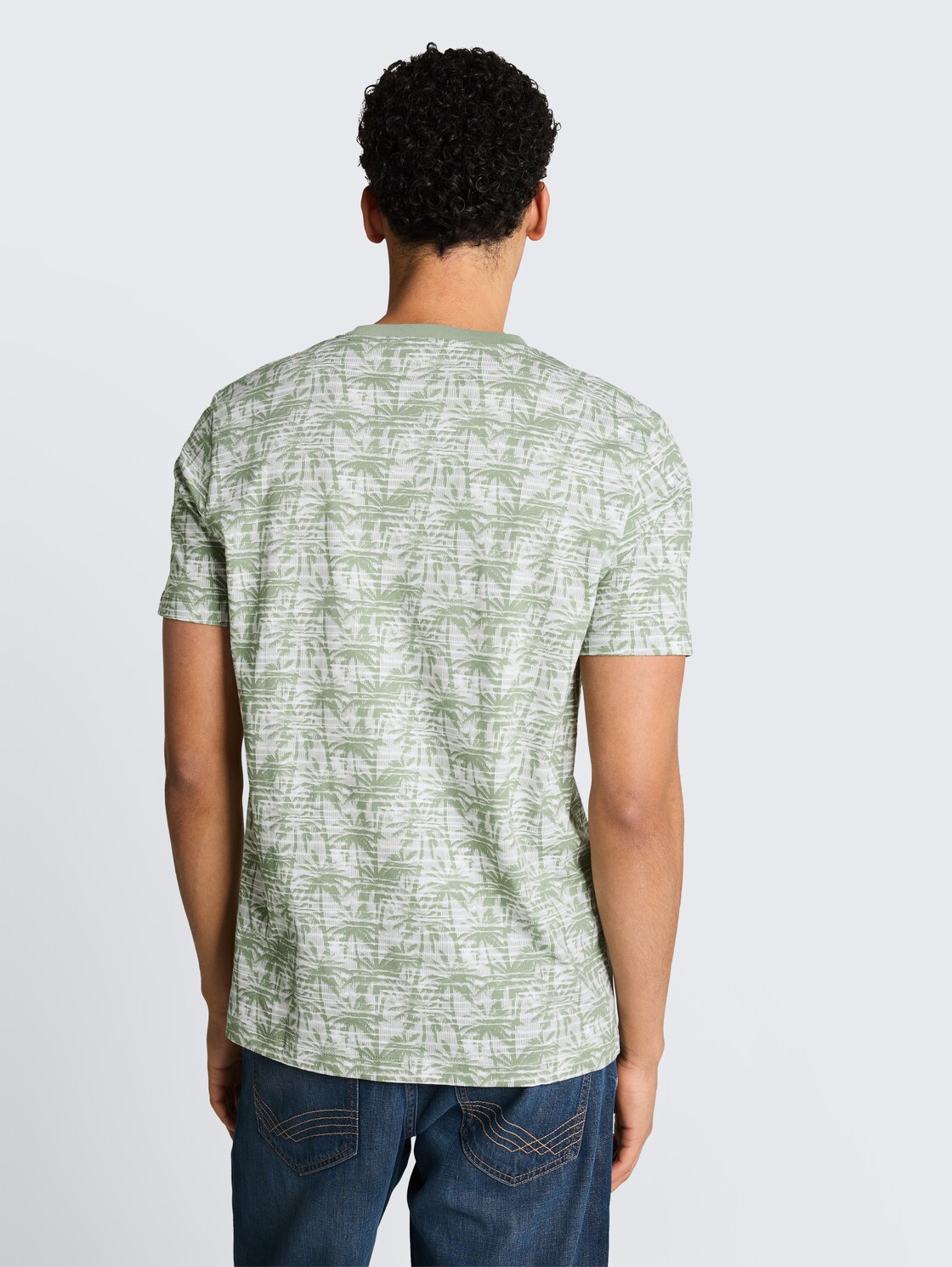 T-Shirt mit Palmenprint - sea spray stripy palm print - Auschnitt Model-Rückansicht