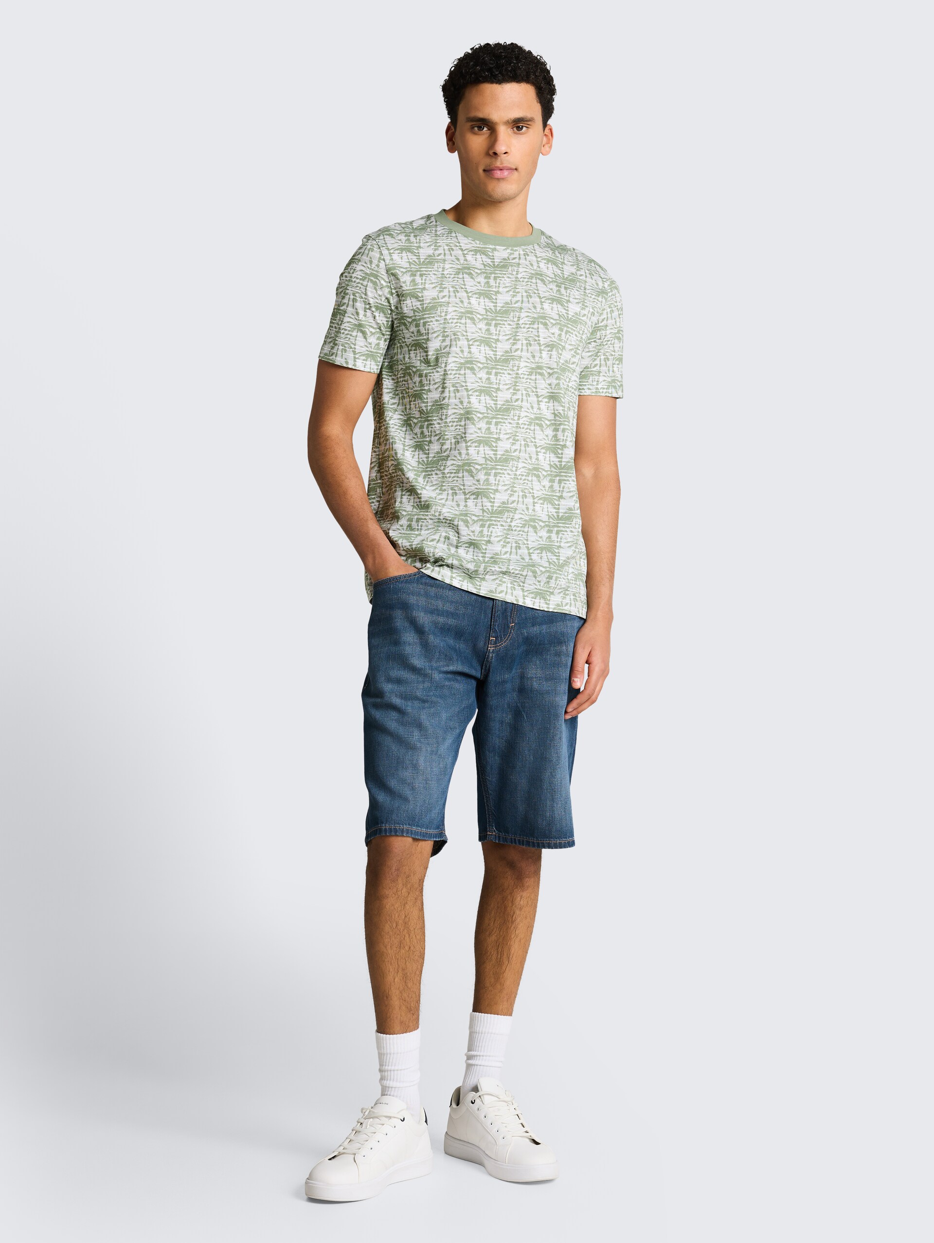 T-Shirt mit Palmenprint - sea spray stripy palm print - Model-Vorderansicht