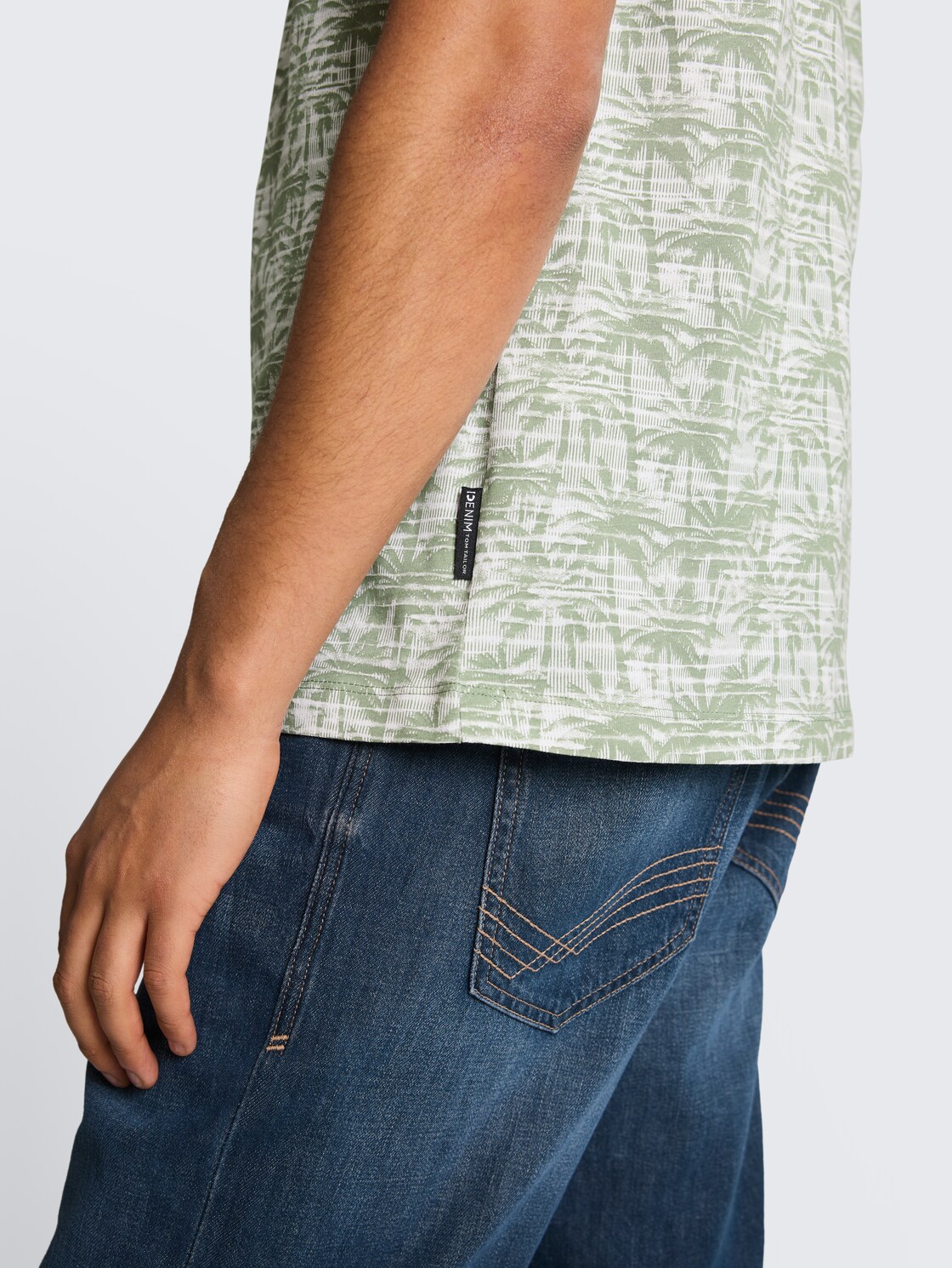 T-Shirt mit Palmenprint - sea spray stripy palm print - Detail-Model-Ansicht