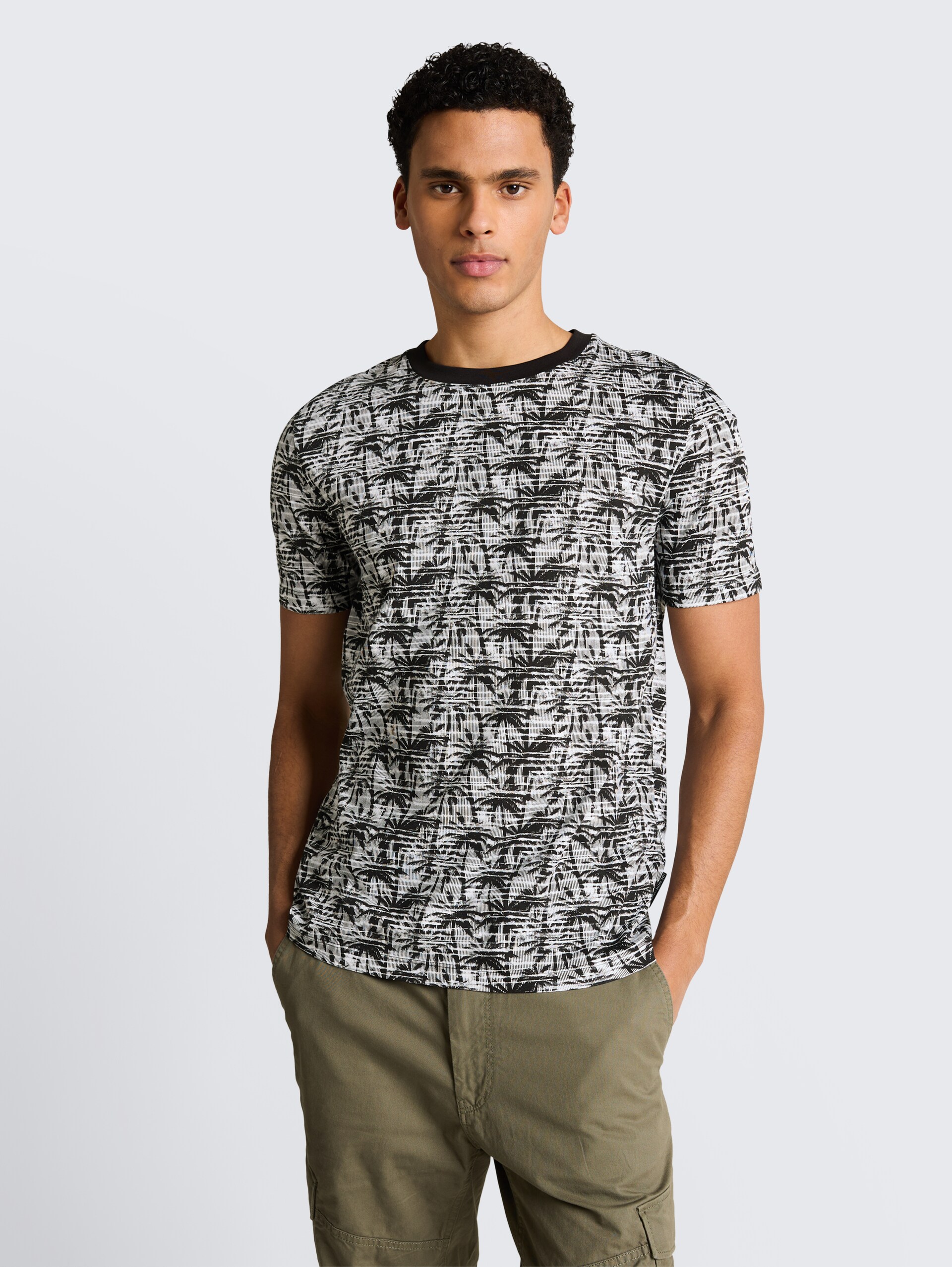 T-Shirt mit Palmenprint - black white stripy palm print - Ausschnitt Model-Vorderansicht