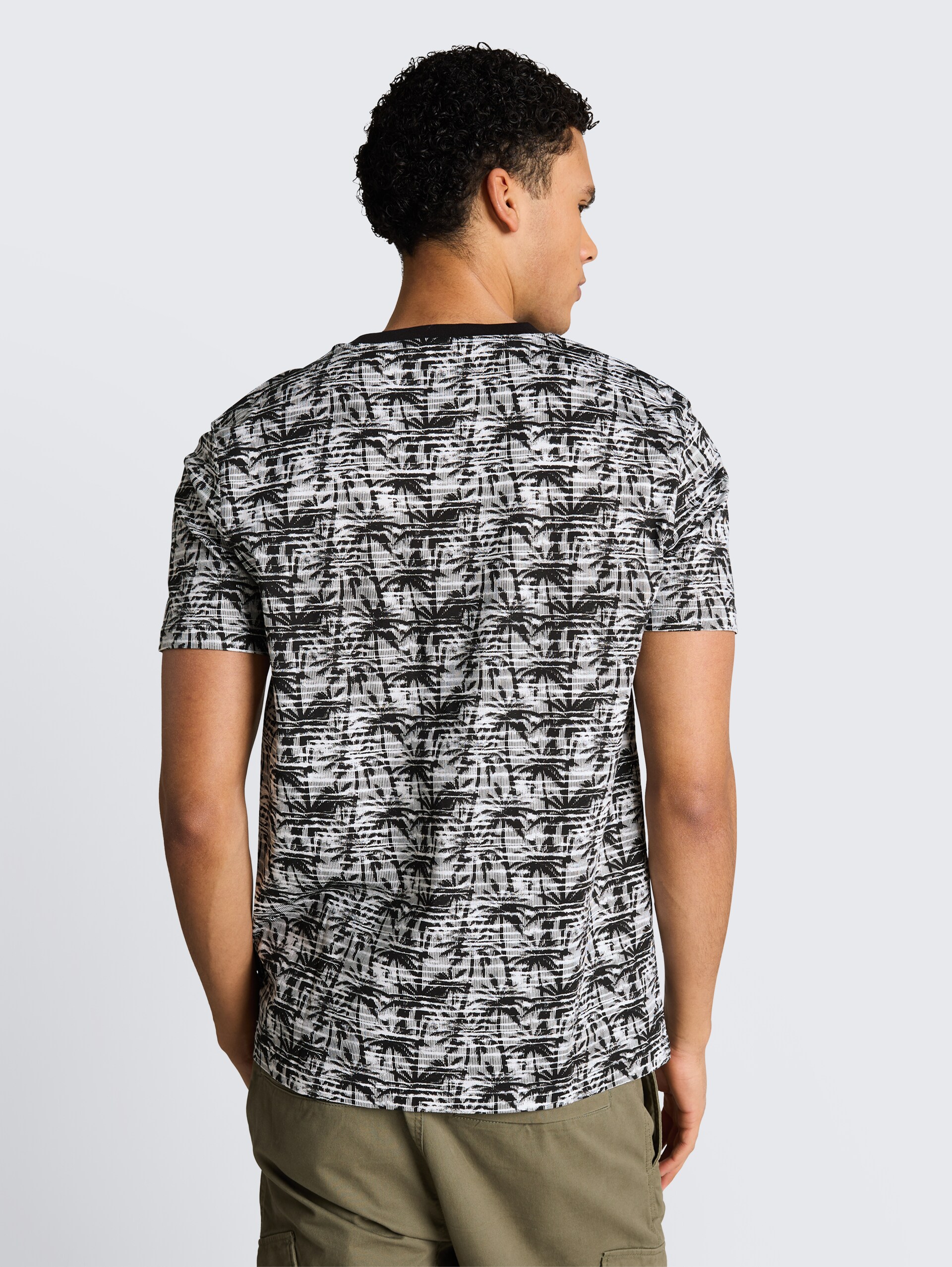 T-Shirt mit Palmenprint - black white stripy palm print - Auschnitt Model-Rückansicht