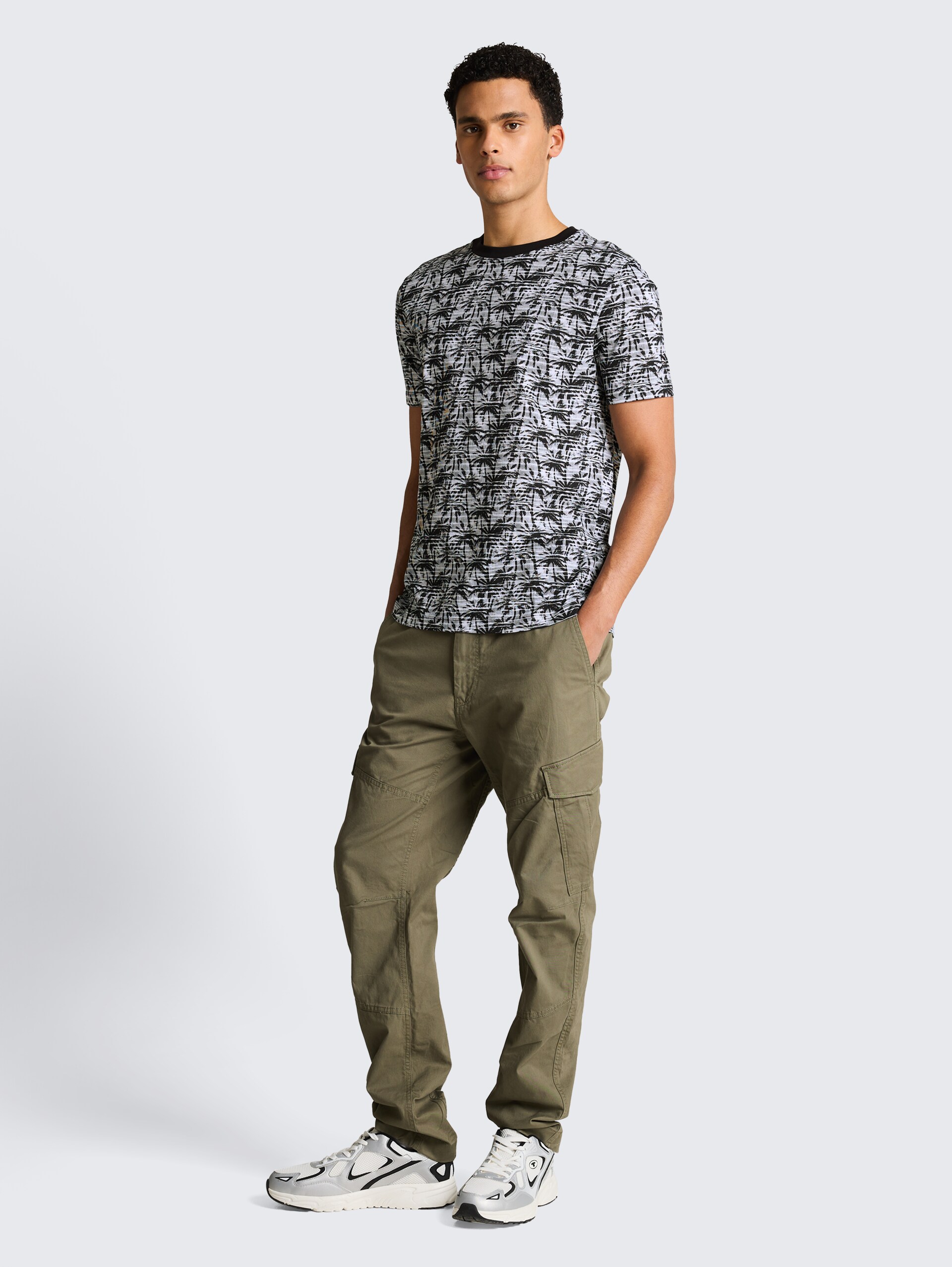 T-Shirt mit Palmenprint - black white stripy palm print - Model-Vorderansicht