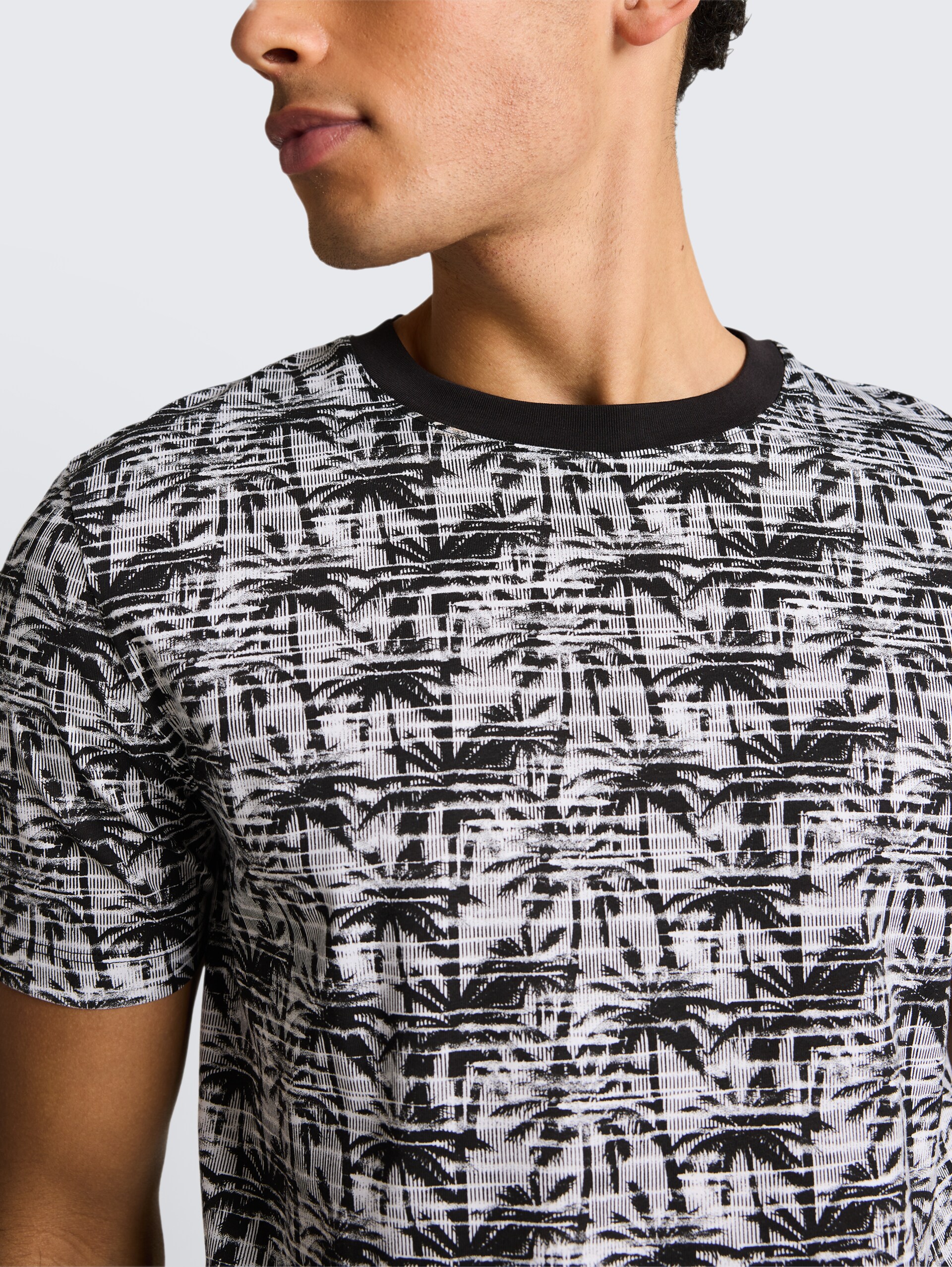 T-Shirt mit Palmenprint - black white stripy palm print - Detail-Model-Ansicht