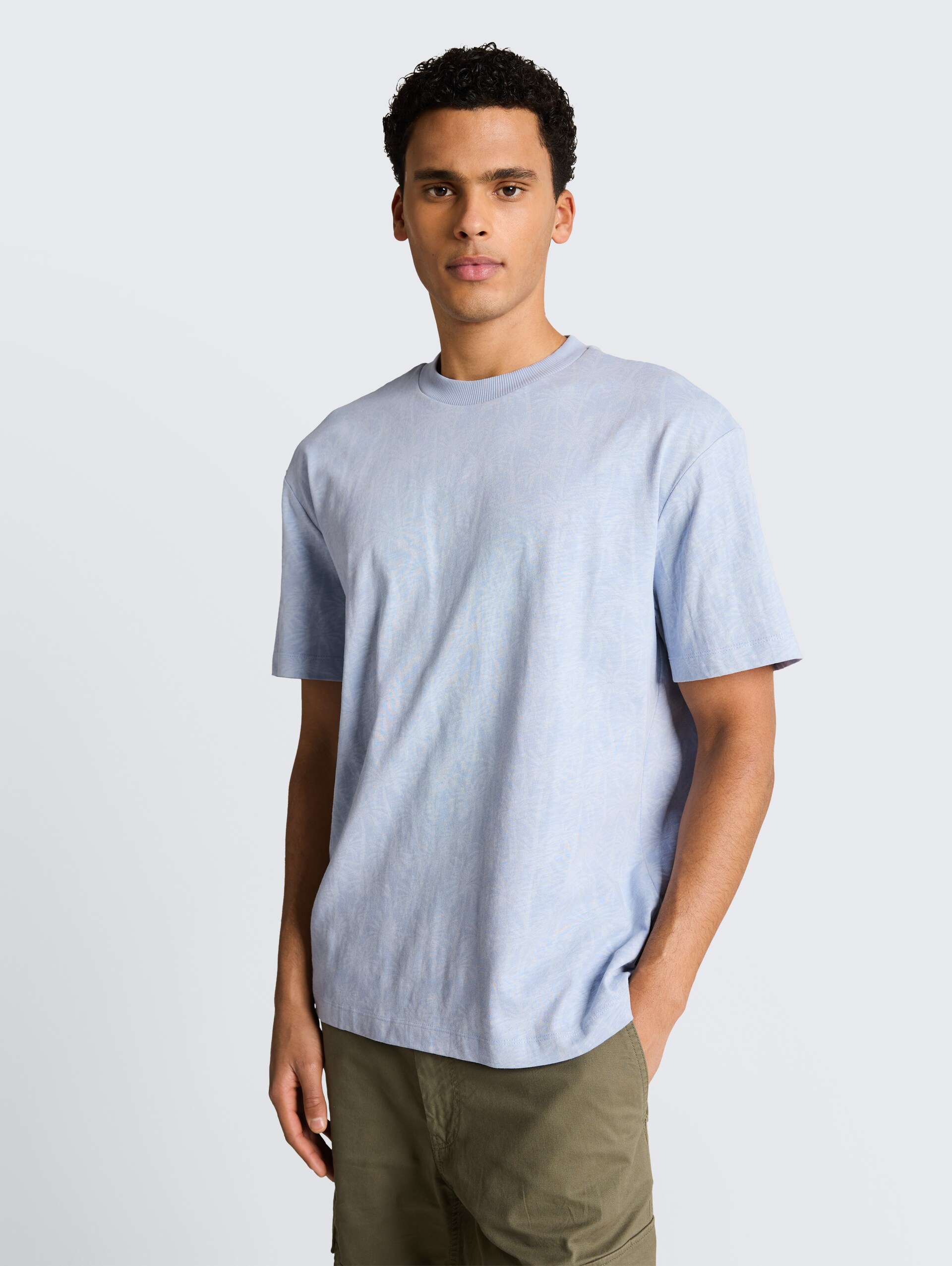 Relaxed Fit T-Shirt mit Palmenprint - light blue laser palm design - Ausschnitt Model-Vorderansicht