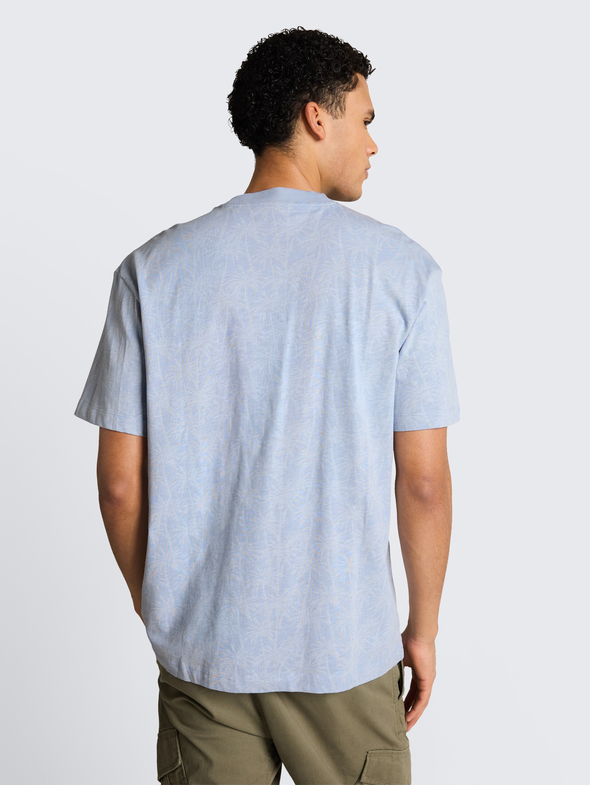 Relaxed Fit T-Shirt mit Palmenprint - light blue laser palm design - Auschnitt Model-Rückansicht